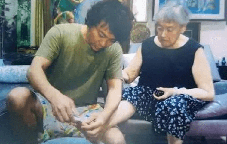 楊寅(左)在法庭拿出照顧鍾慶春的照片,結果被傭人作證全是為了訴訟刻意擺拍。(翻攝自微博)
