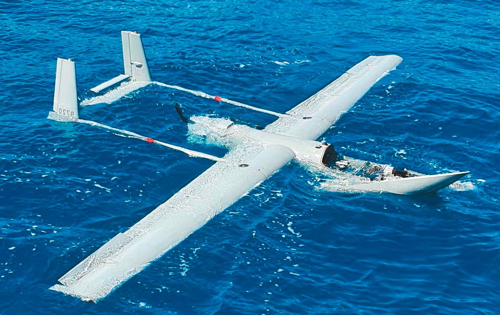 海軍銳鳶無人機多次墜毀,去年5月在台東縣太麻里外海訓練時失聯,被漁民發現墜落海面。(讀者提供)