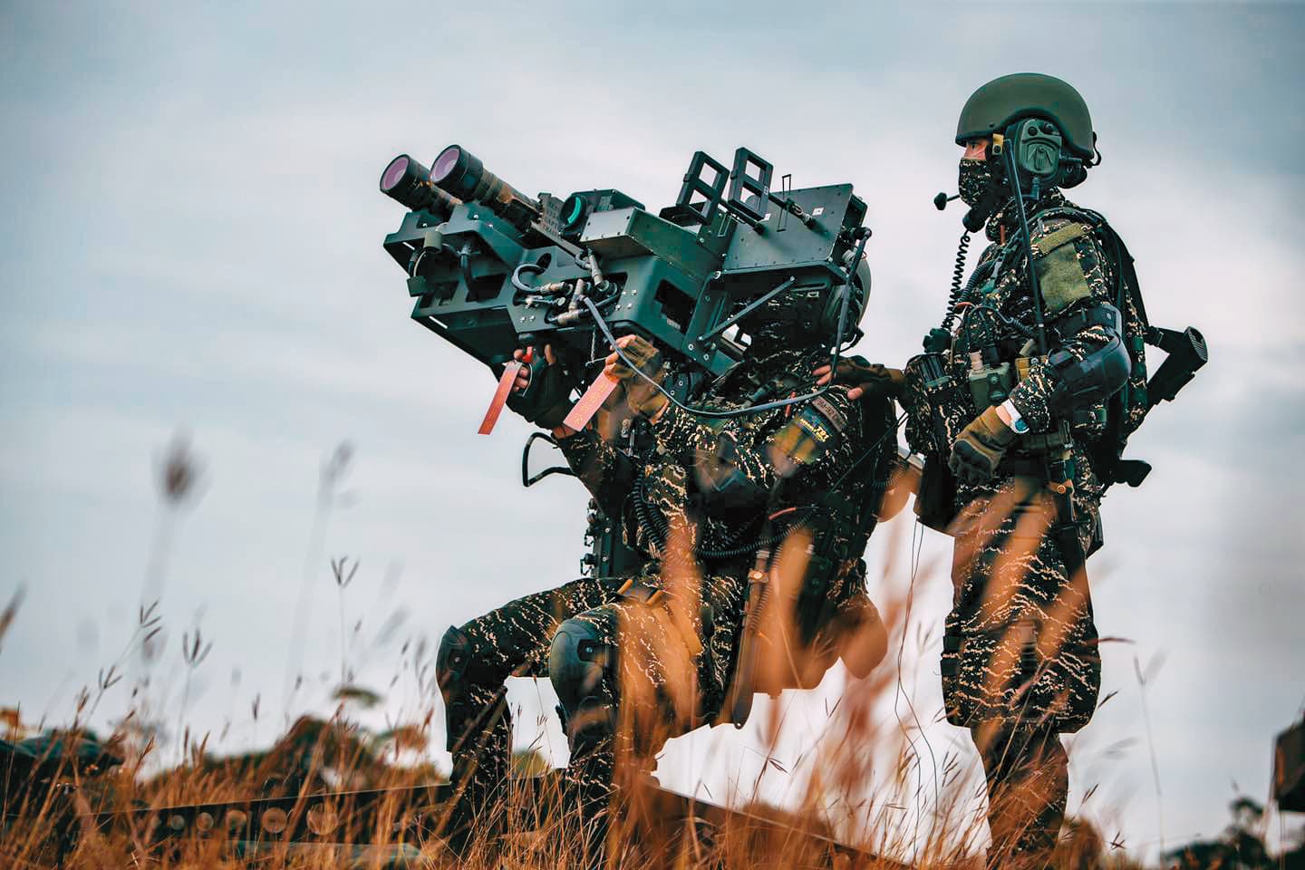 海軍陸戰隊密集操演「DMS雙聯裝刺針飛彈」及「檞樹飛彈車」等防空裝備,以因應共機頻頻擾台。(翻攝中華民國海軍臉書)