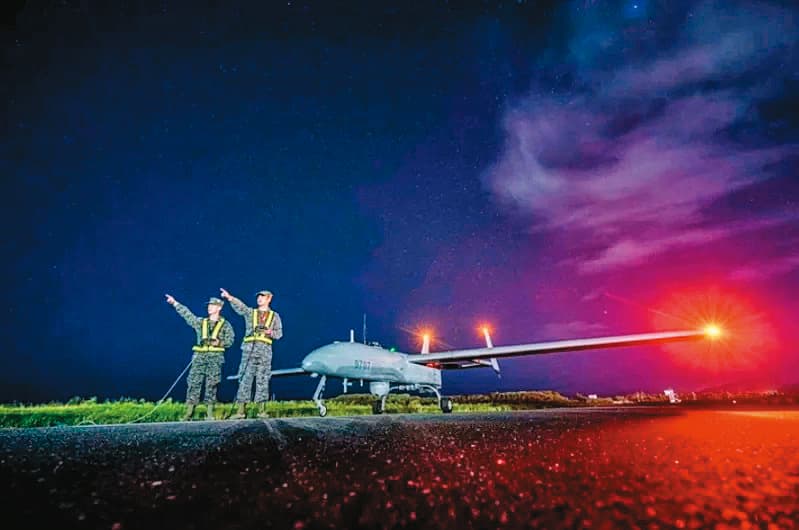 海軍銳鳶無人機多次墜毀,立委早已提醒陸軍採購戰術型無人機需引以為戒,未料仍傳出弊端遭檢調鎖定。(翻攝中華民國海軍臉書)