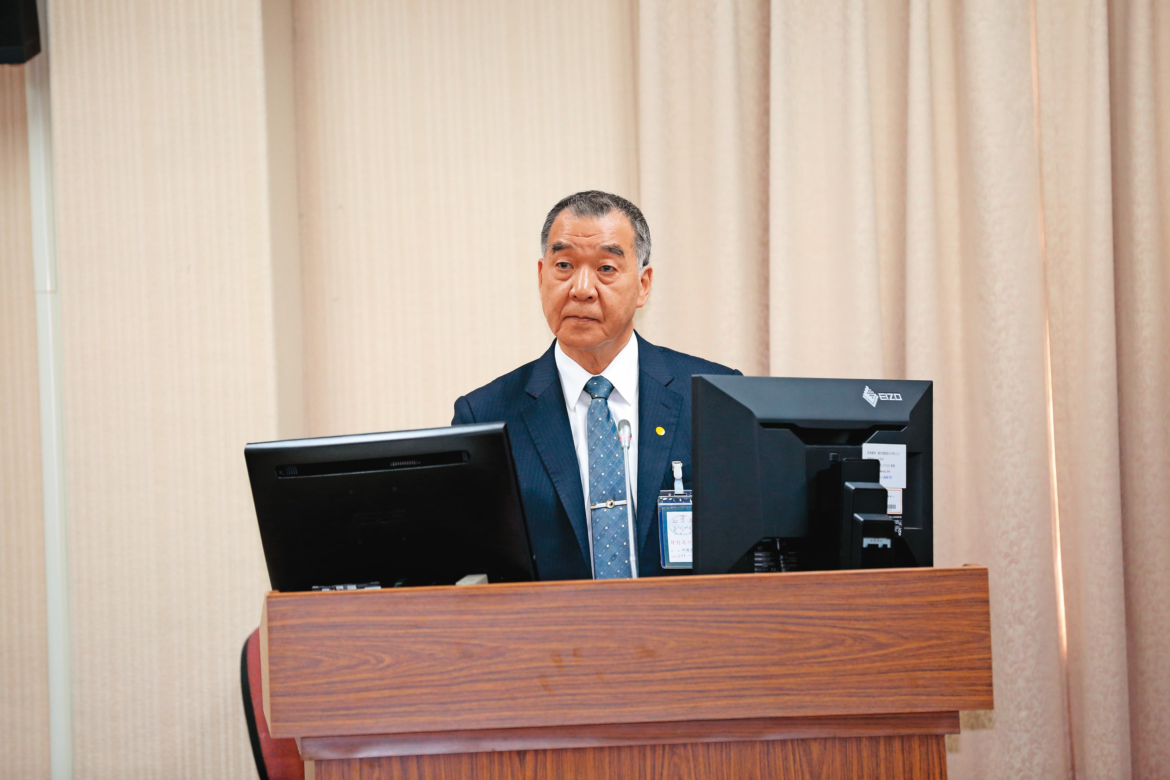 身兼國防部長的中科院董事長邱國正強調自助人助,不能單靠美國協防台灣。
