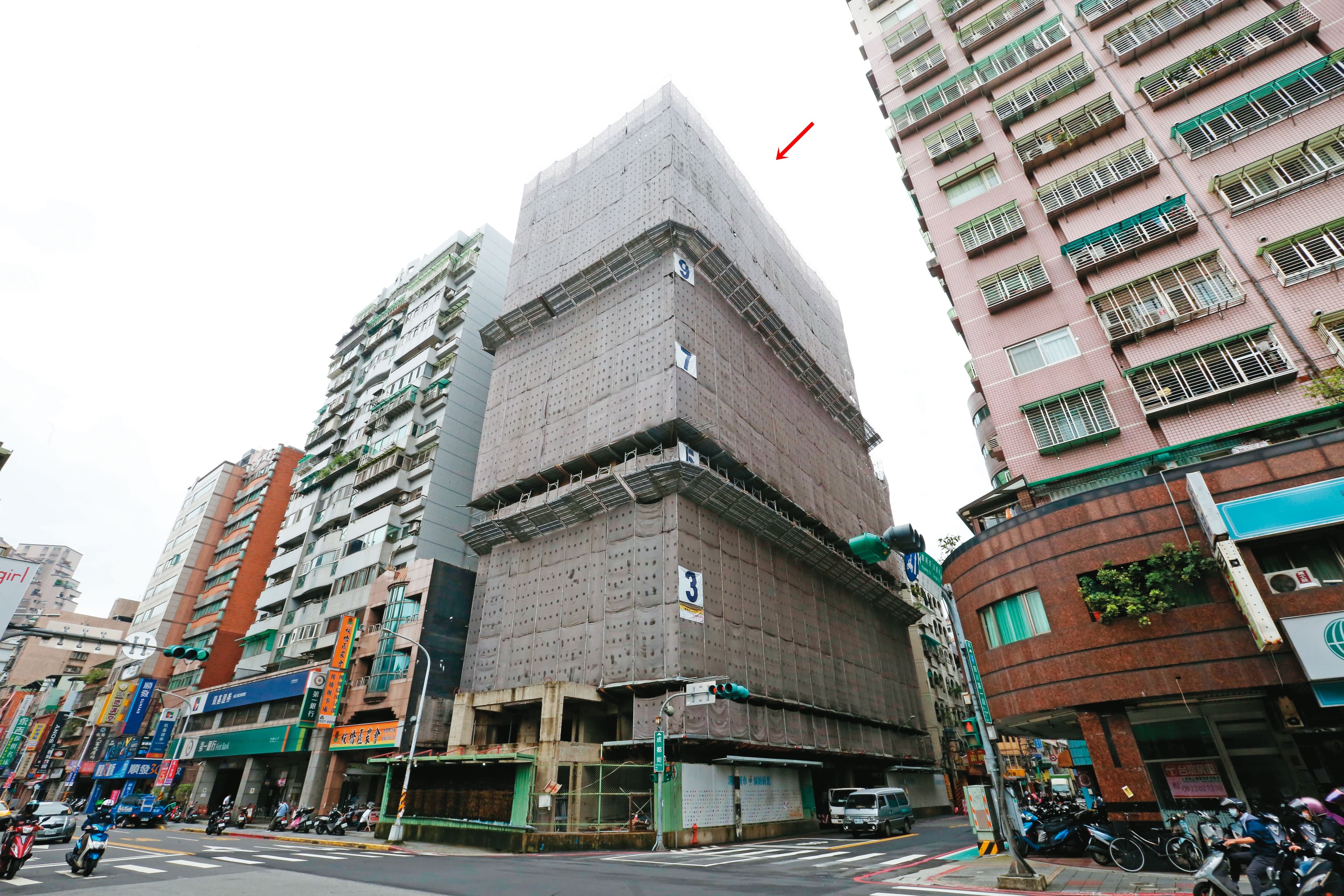 板橋霖園開發旗下預售屋「府中詠美」(箭頭處)已悄悄易主。