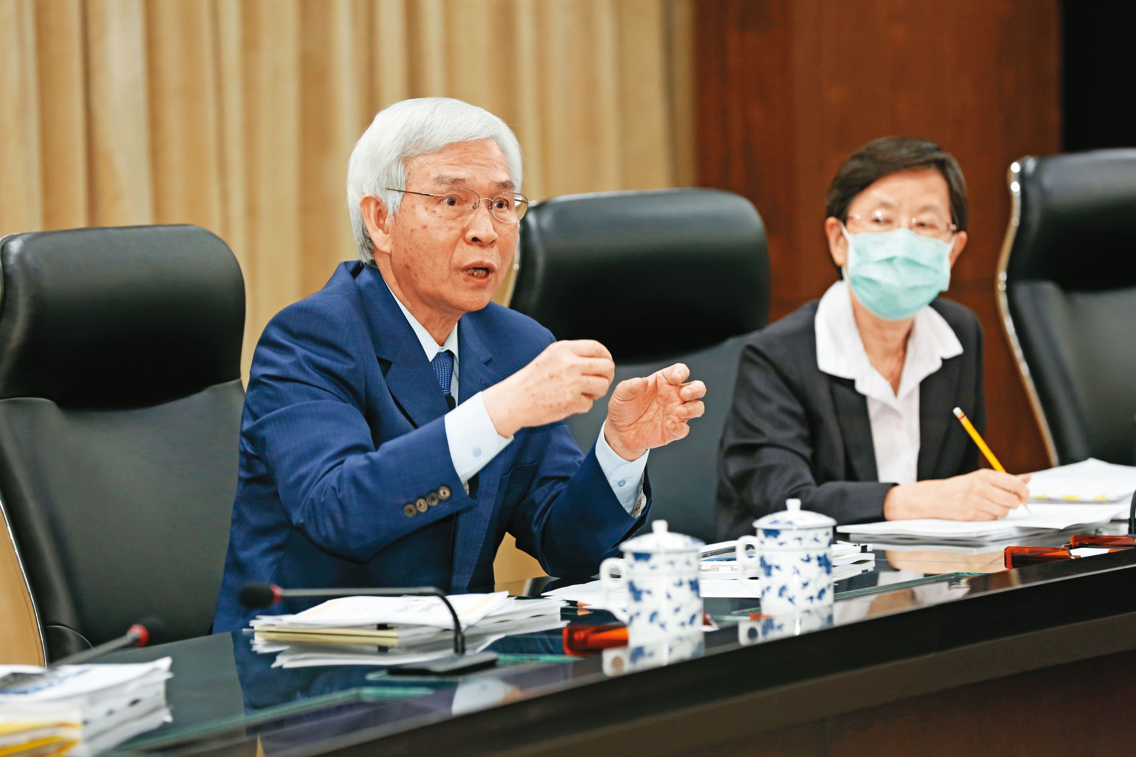 央行持續對營建業進行信用管制,衝擊口袋不夠深的小建商。圖為央行總裁楊金龍