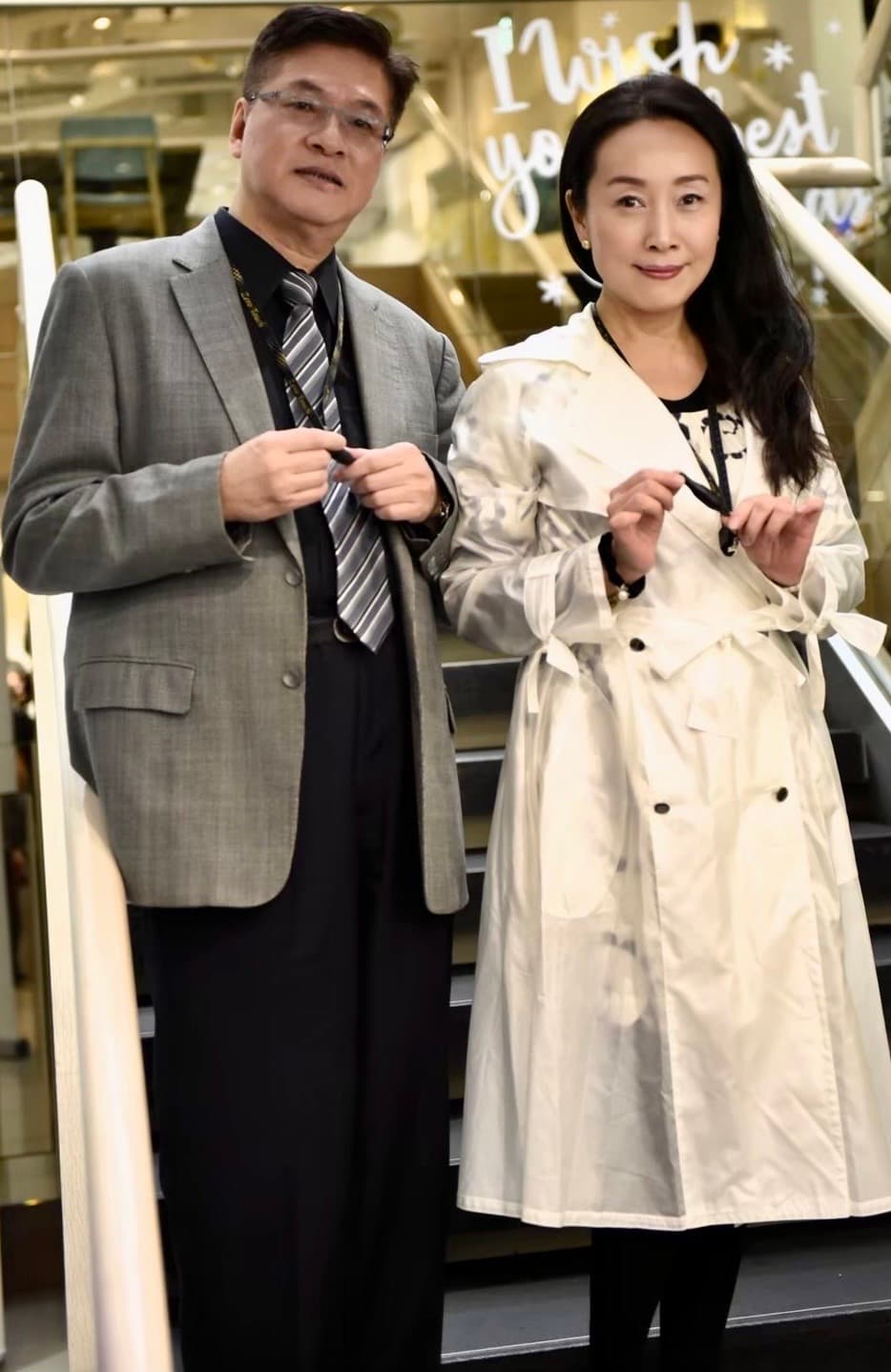 方岑兩年前宣布和另一半吳榮醫美診所院長研發抗疫產品。(翻攝臉書)
