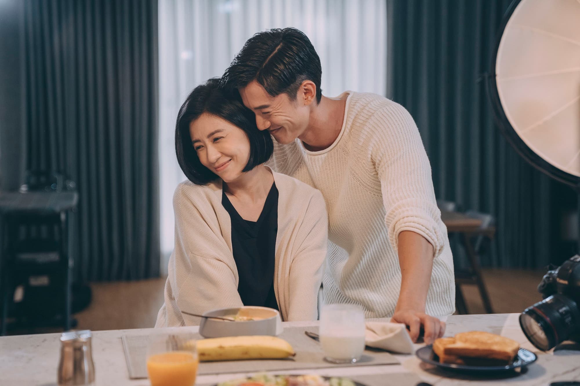 身監製作人的賈靜雯(左)與吳慷仁(右)都犧牲形象搞笑演出。(台北電影節提供)