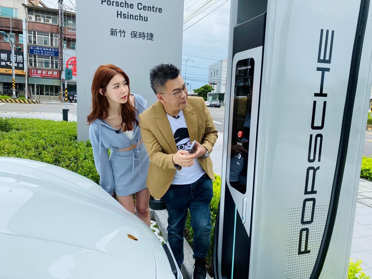 Yuri及沈玉琳開著電動跑車挑戰南下新竹及苗栗。(TVBS提供)