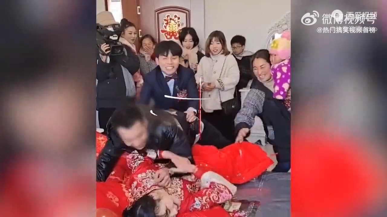 新郎只能眼睜睜看著新娘被調戲。(翻自微博)