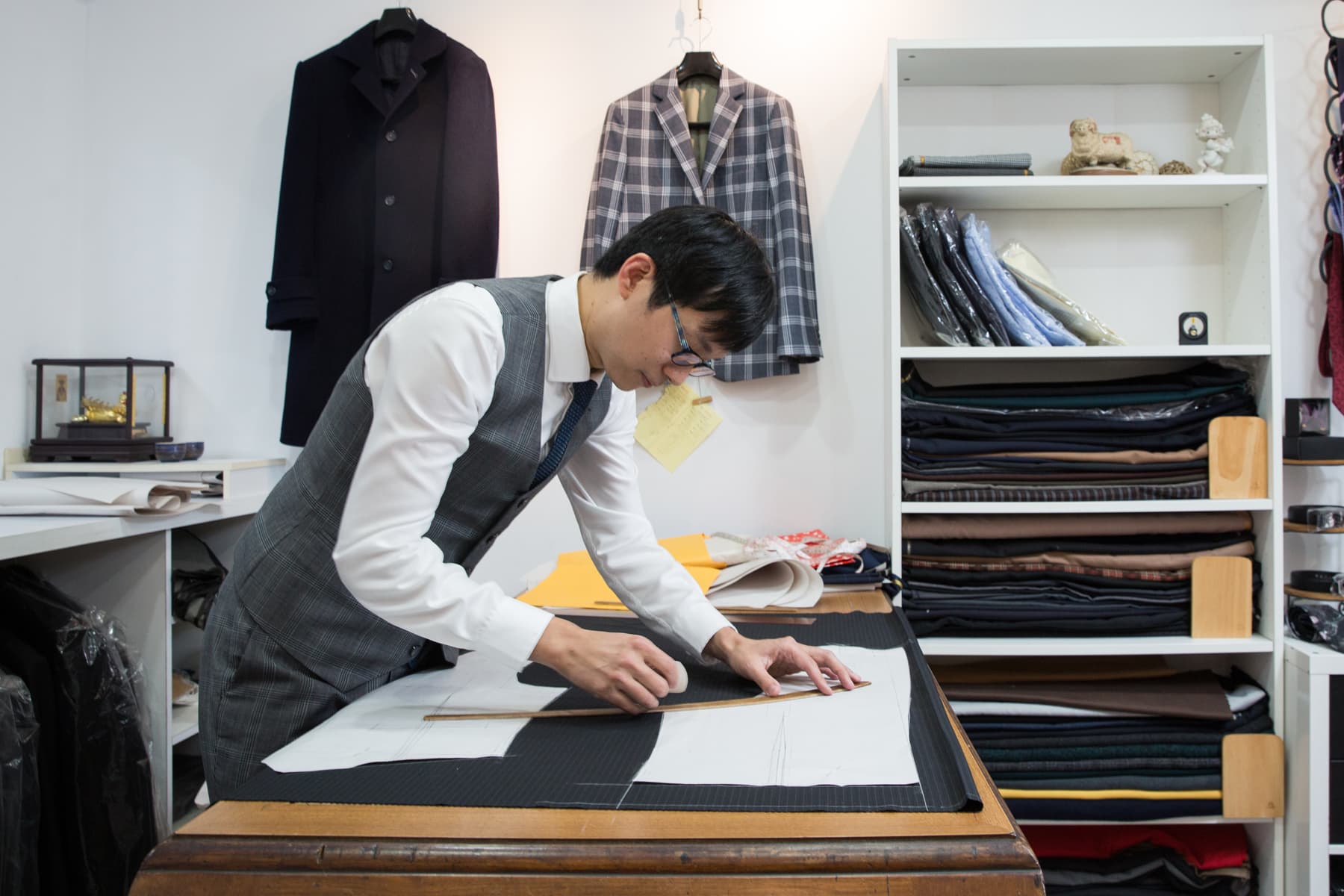 呂紹白習慣在白報紙先打版，除了精準，下次客人上門訂製也能減少誤差，維持同樣的品質。