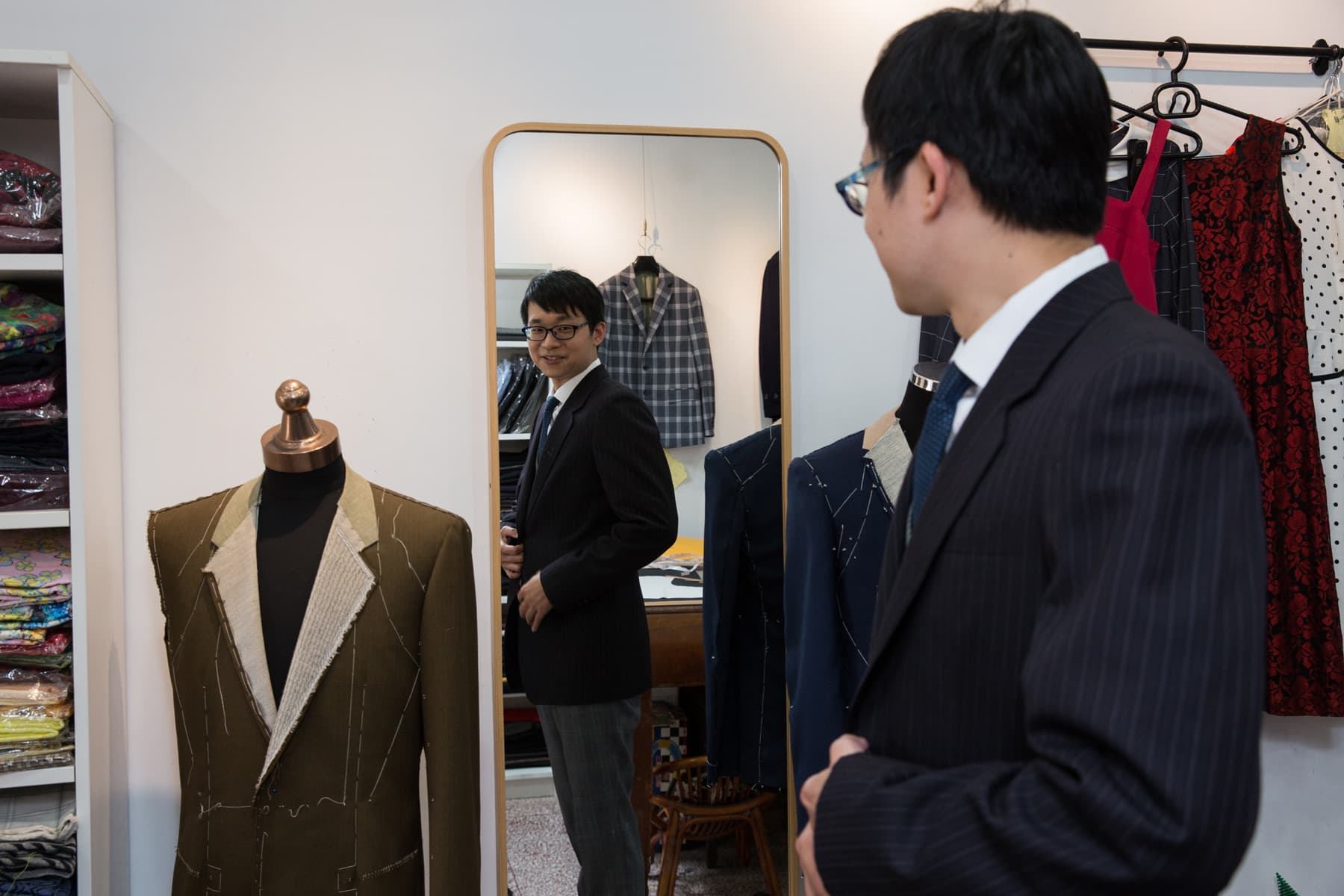 呂紹白退伍後父親親手做了一套西服送他，現在他仍掛在店裡留作紀念。