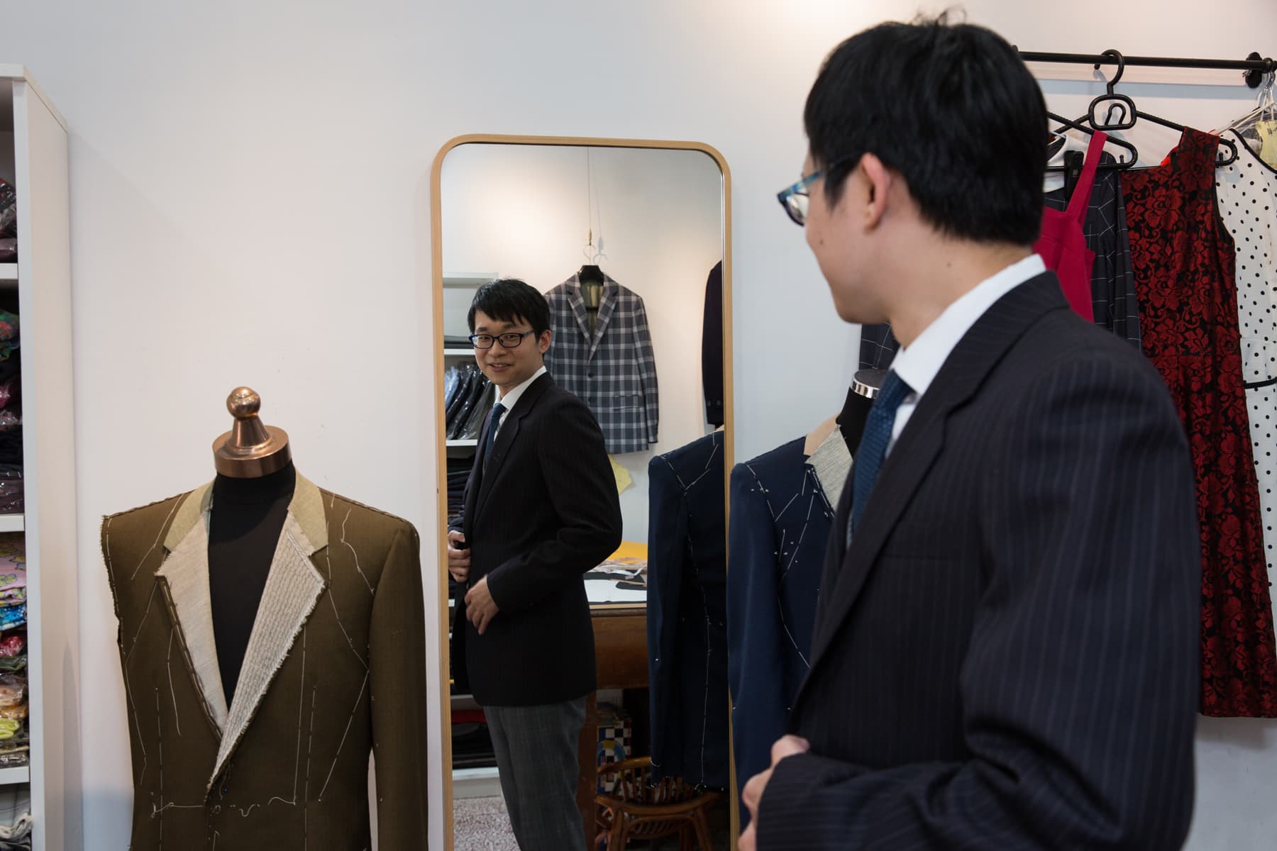呂紹白退伍後，父親親手做了1套西服送他，現在他仍掛在店裡留作紀念。