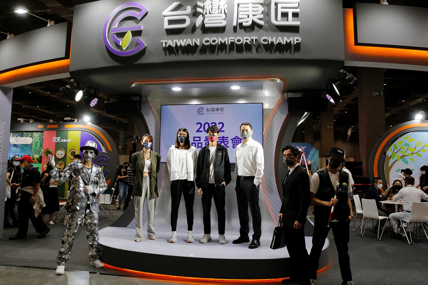 台灣康匠新品記者會找來閃靈主唱Doris(左起)、拳擊國手黃筱雯、拳擊國手林郁婷與全聯先生邱彥翔站台與展示。