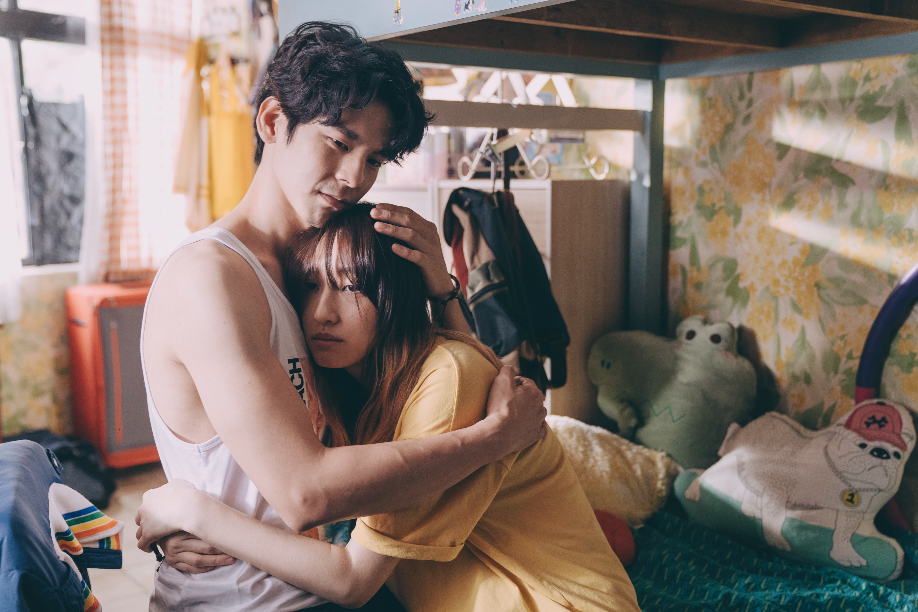 林柏宏抱住柯佳嬿,秀出強壯手臂。(Netflix提供)