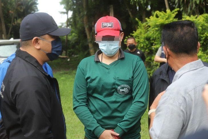 王姓嫌犯向泰國警方自首。(翻自泰國《Sanook》)