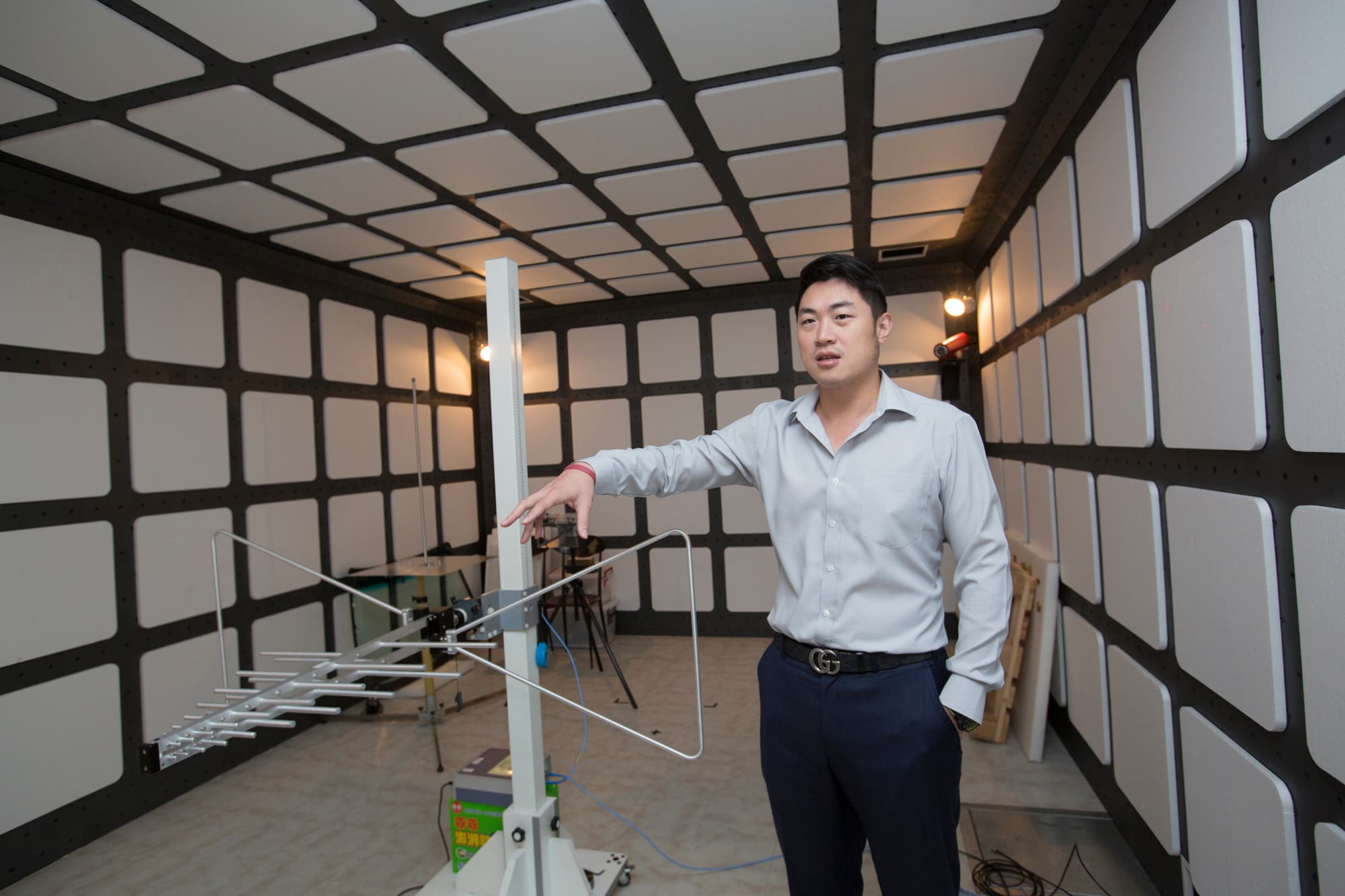 汽車電腦會受電子設備電磁波干擾，政府規定要做測試，林傳凱直接在辦公室內蓋了一間實驗室，研發過程可以先找出問題除錯。