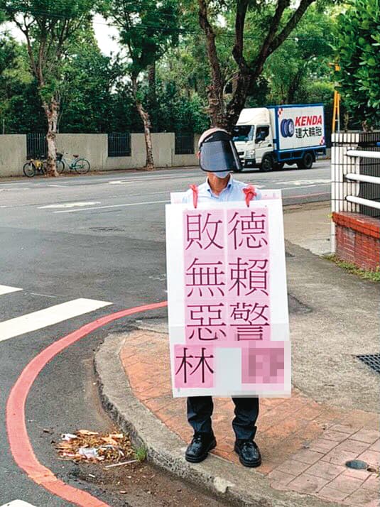 王先生(圖)不滿林姓員警與他女兒偷情還告他,特地到霧峰分局門口抗議。(讀者提供)