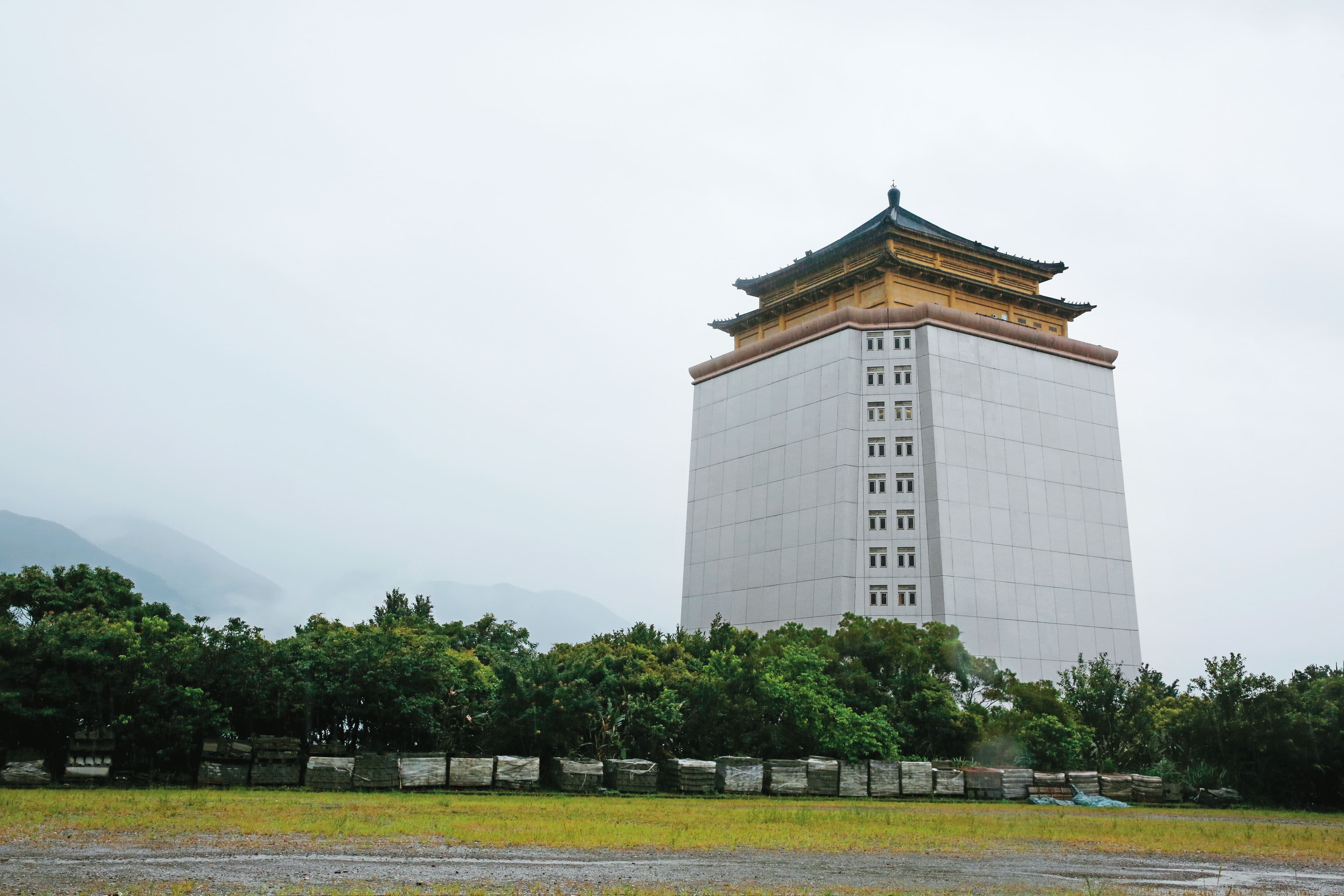 因光之系列靈骨塔延宕,龍巖只好提供真龍殿(圖)塔位讓骨灰暫厝。