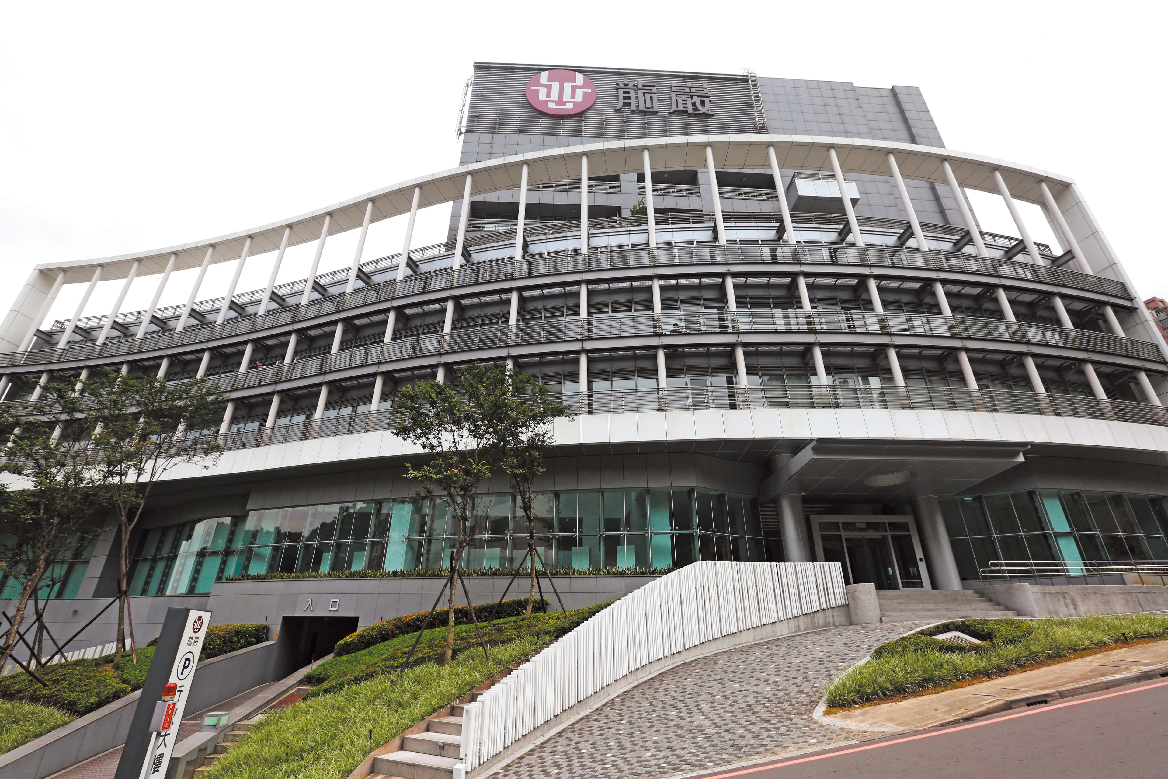 龍巖集團(圖)推出光之系列靈骨塔,陸續吸金約160億元。