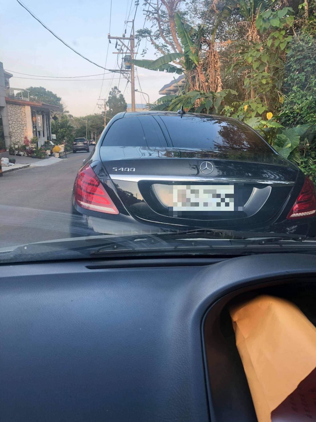 教職員批評學校將賓士車(圖)任意報廢的做法,不僅恐違法還涉賤賣校產。