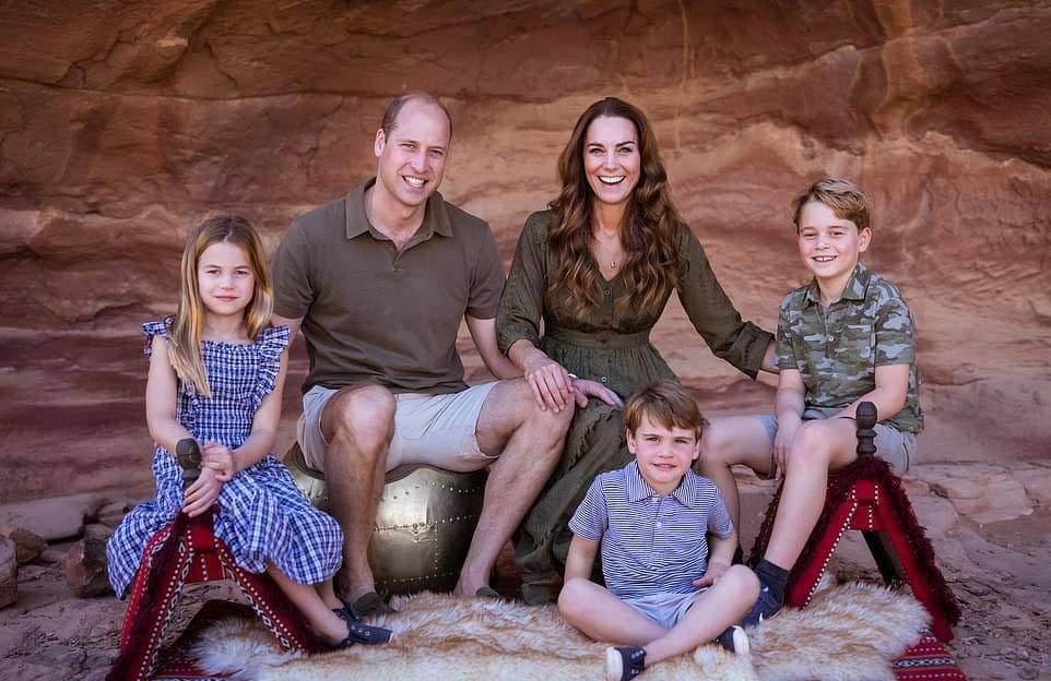 去年威廉王子一家人的耶誕節賀卡,也是在約旦之旅拍攝。(翻攝@KensingtonRoyal推特)