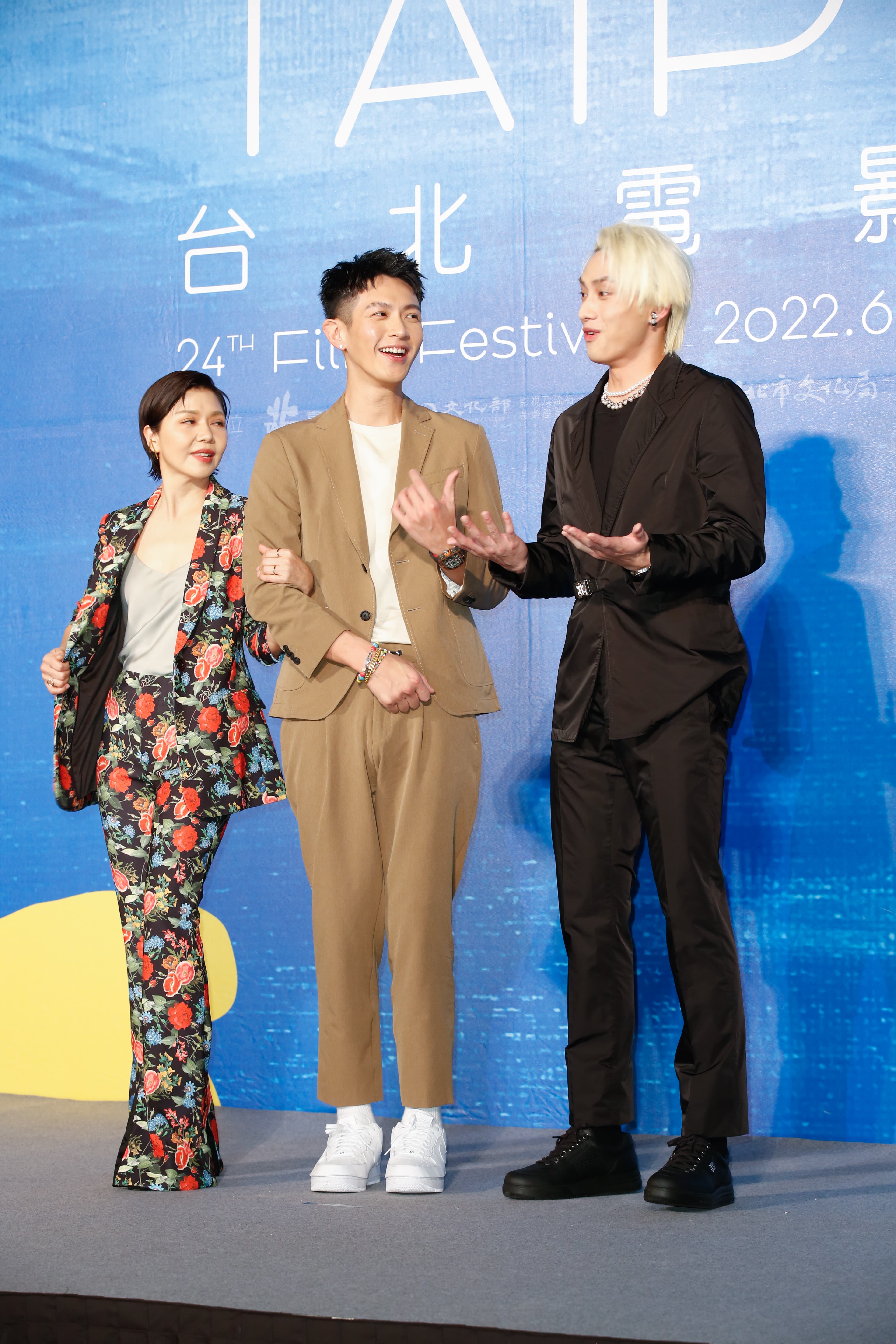于子育(左)、柯震東(中)是電影裡的母子檔、范少勳(右)落單了,因為扮演他媽媽的徐若瑄人在新加坡。