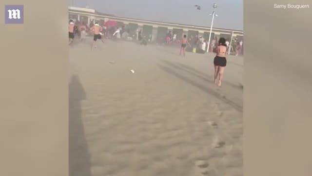 突然颳起龍捲風,不僅黃沙滾滾,遊客也無法站立與前行。(翻自英國《每日郵報》)