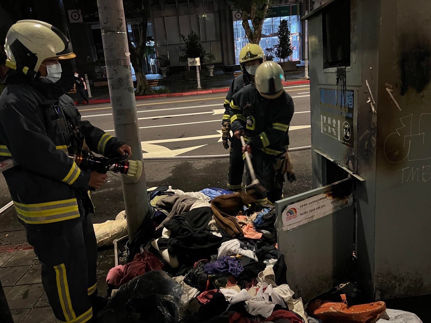 同一個舊衣回收箱2小時內遭縱火2次,讓警消疲於奔命。(翻攝畫面)