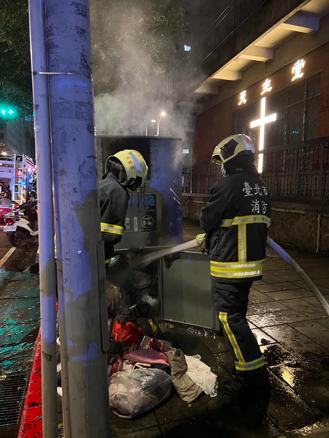 警消獲報到場灌水滅火。(翻攝畫面)