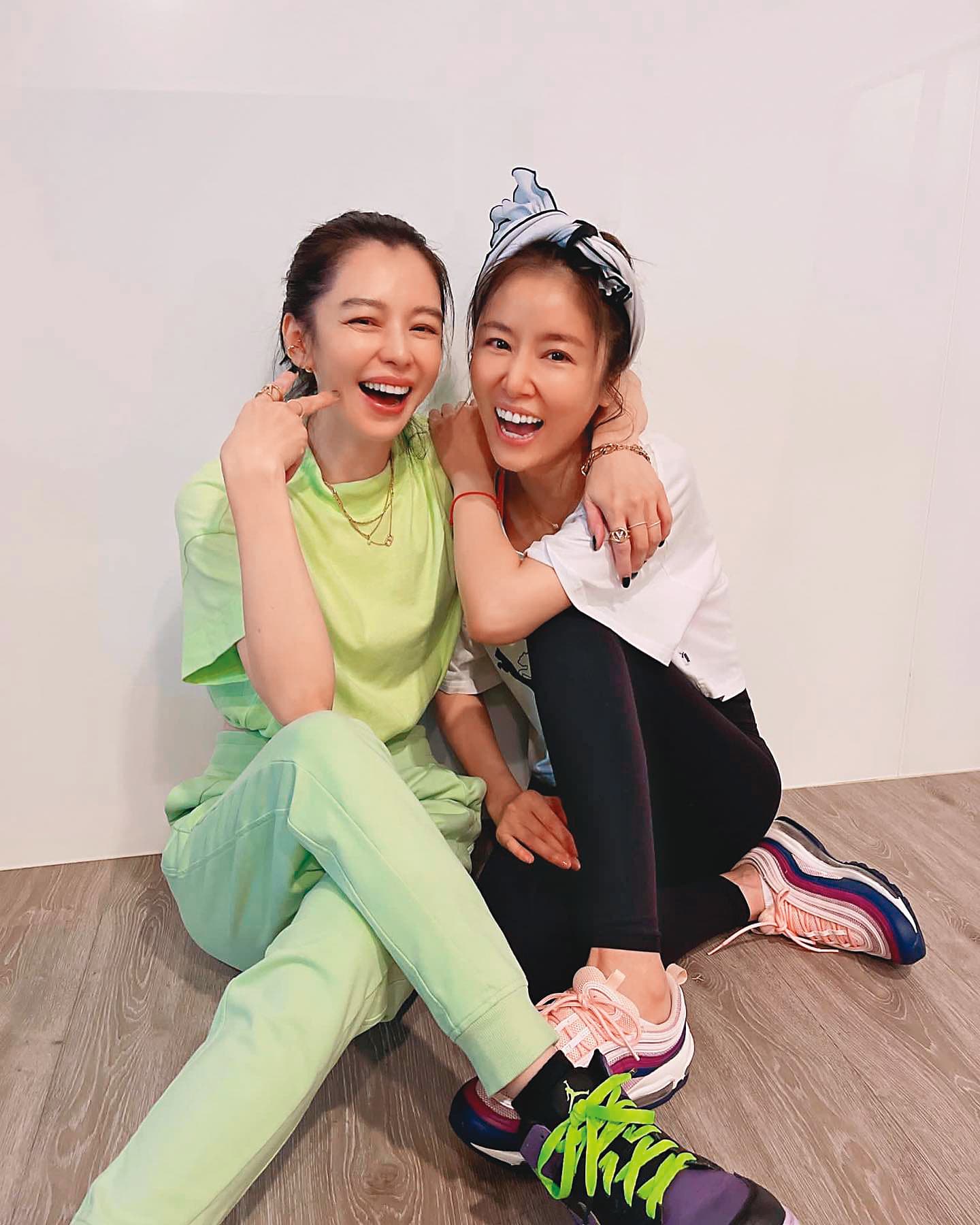 林心如(右)演藝圈人緣佳,和一線女星徐若瑄(左)都是身為人母的好姐妹。(翻攝自林心如臉書)
