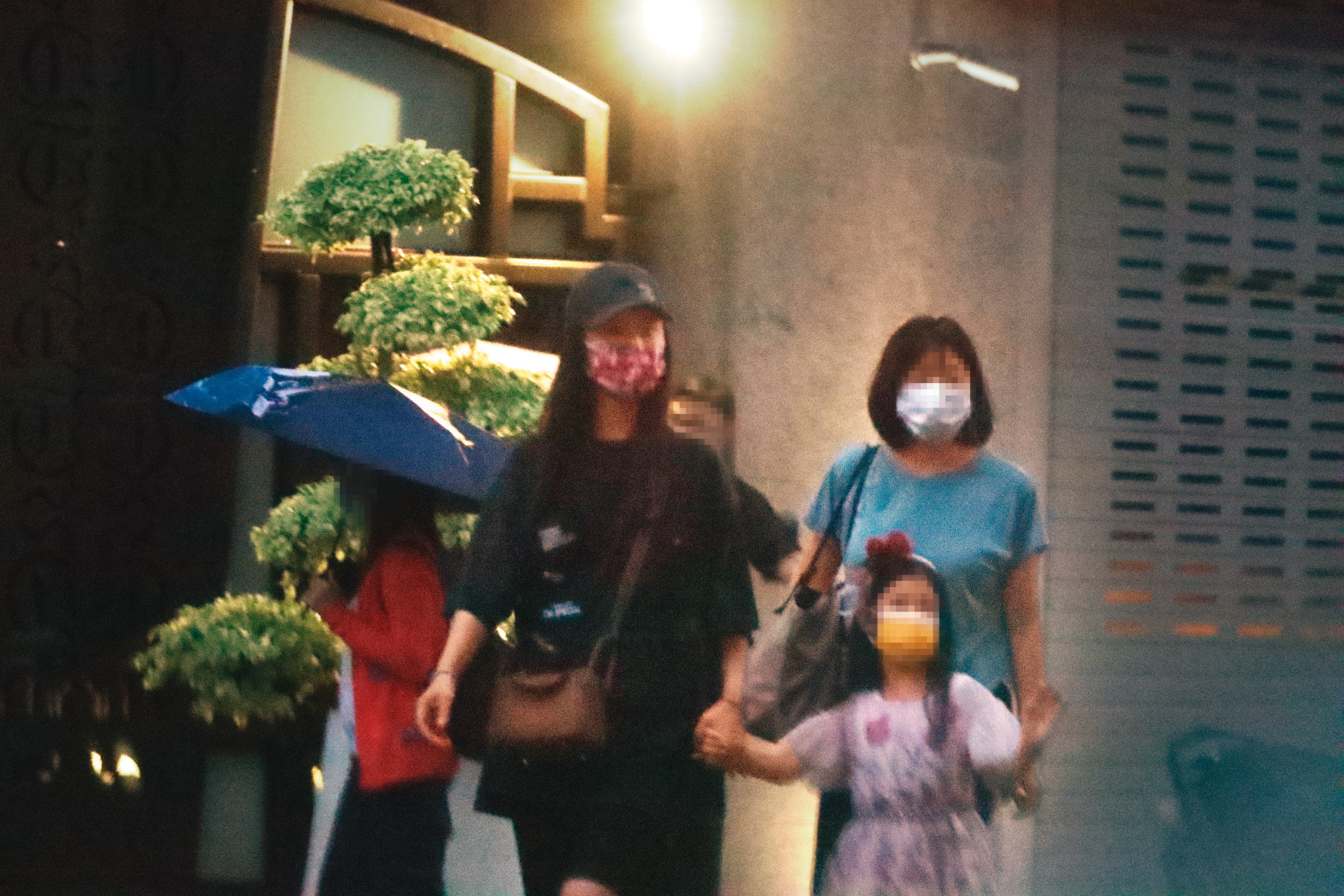 6月16日18:20林心如（左）牽著女兒的手走出豪宅，準備去用餐，後方還跟著保母。