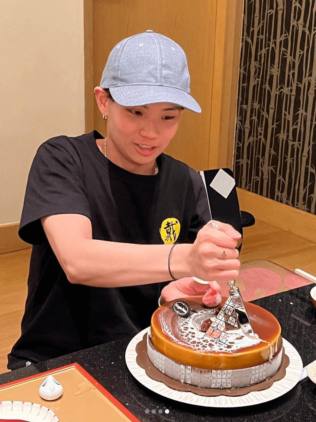 戴資穎露出切蛋糕的「狠勁」。(翻攝戴資穎IG)