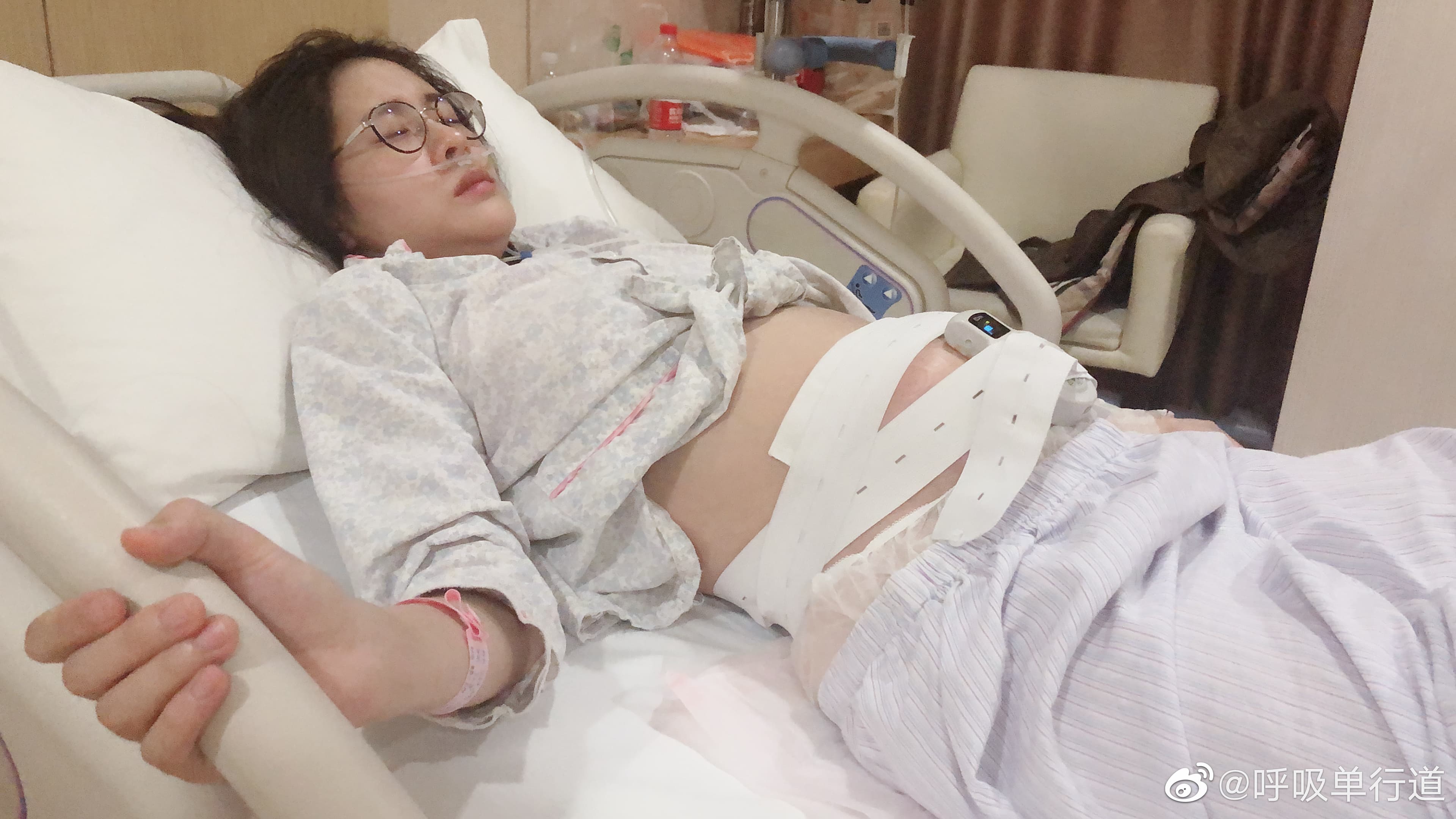 張碧晨的好友曬出張碧晨懷孕時照片,痛心證明她確實有生育。(翻攝自呼吸單行道微博)