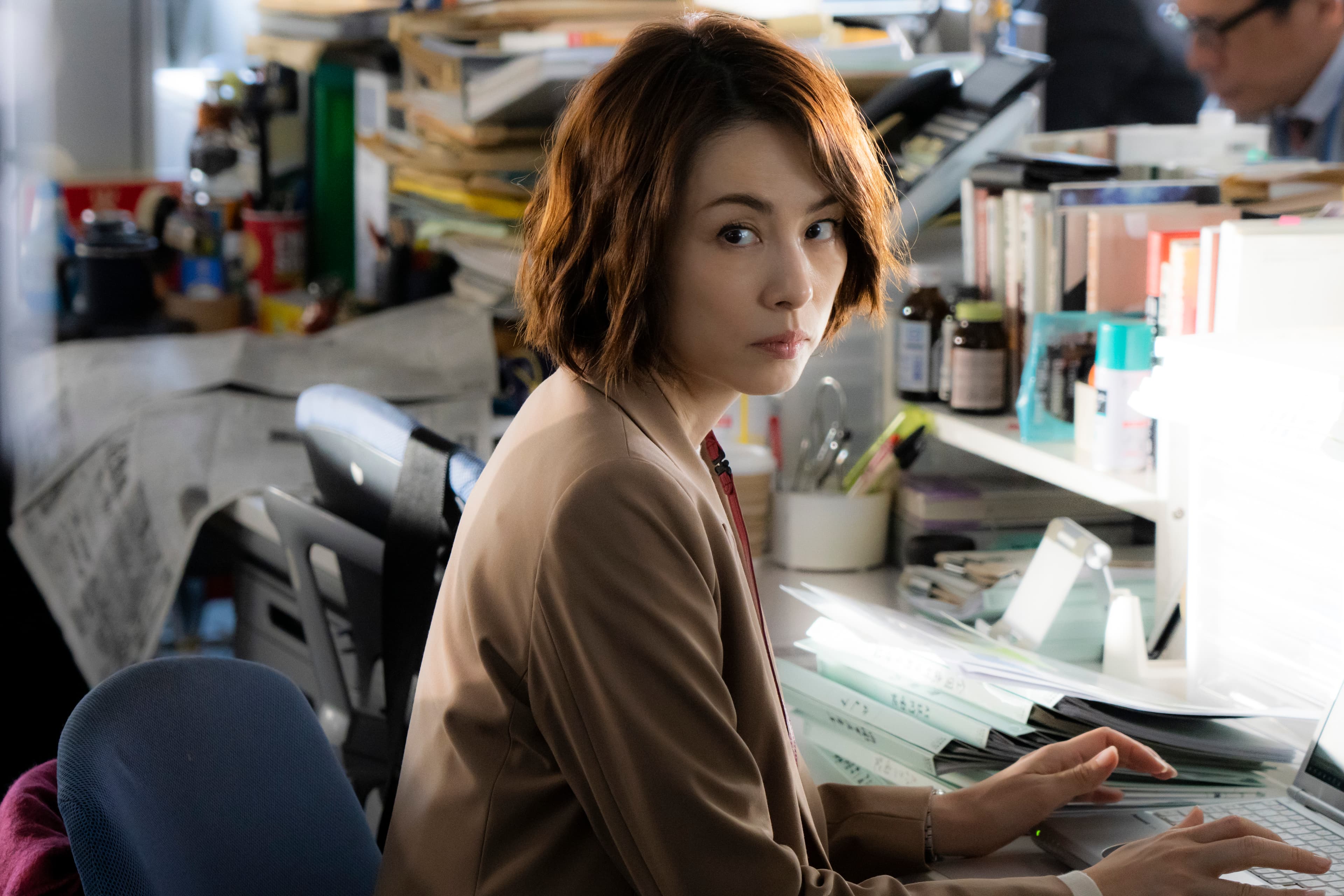 《新聞記者》赤裸反映日本當代社會問題。(Netflix提供)