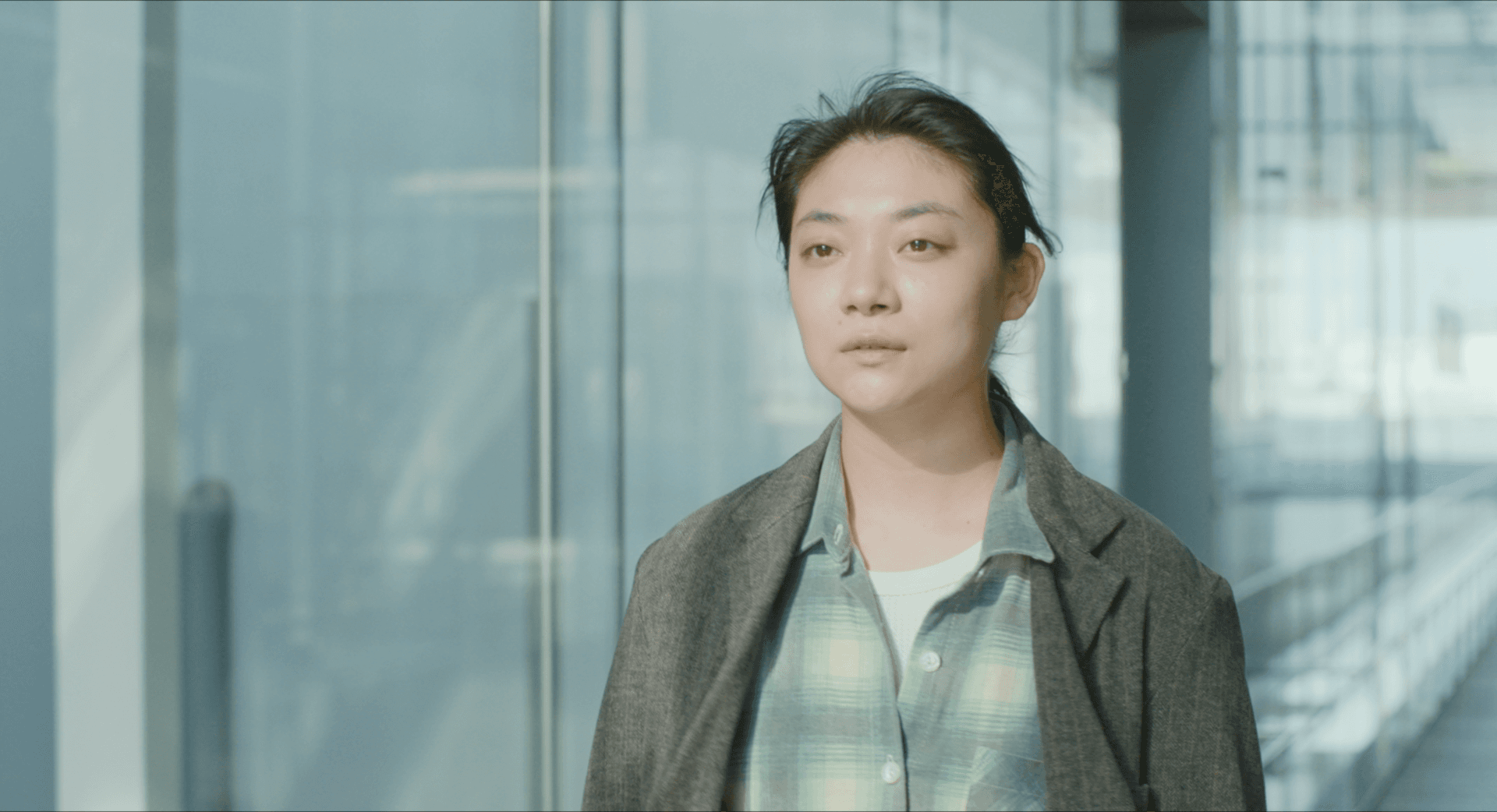 三浦透子在電影《在車上》裡飾演代駕司機,自曝現實生活中其實沒什麼在開車。(Netflix提供)