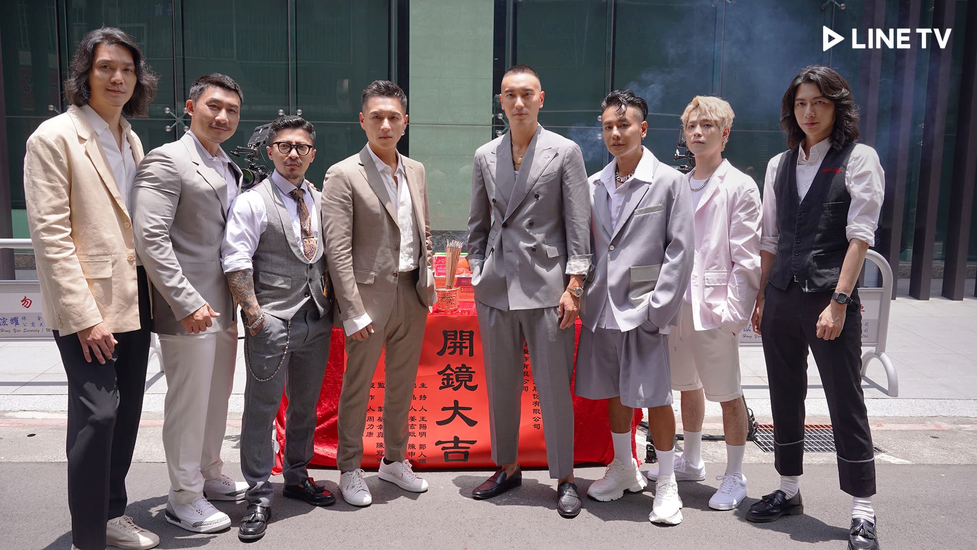 鄭人碩(左四)、王陽明(右四)出席《紳士任務》開鏡儀式。(LINE TV提供)
