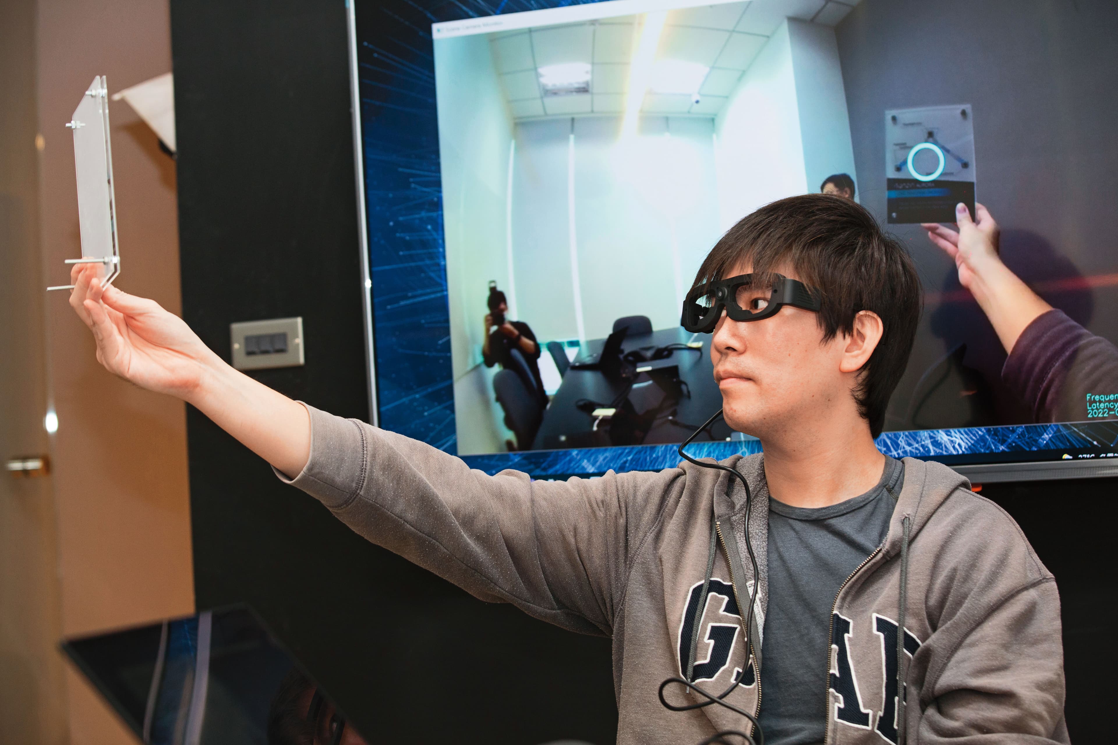 未來AR、VR眼鏡能精確地知道你在看哪裡,不用倚賴手勢、手把操作,便能自動瞄準目標物。