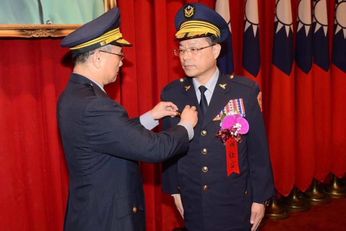 警政署長陳家欽幫刑事局長黃明昭掛階,而黃將接任警政署長。(翻攝刑事局官網)
