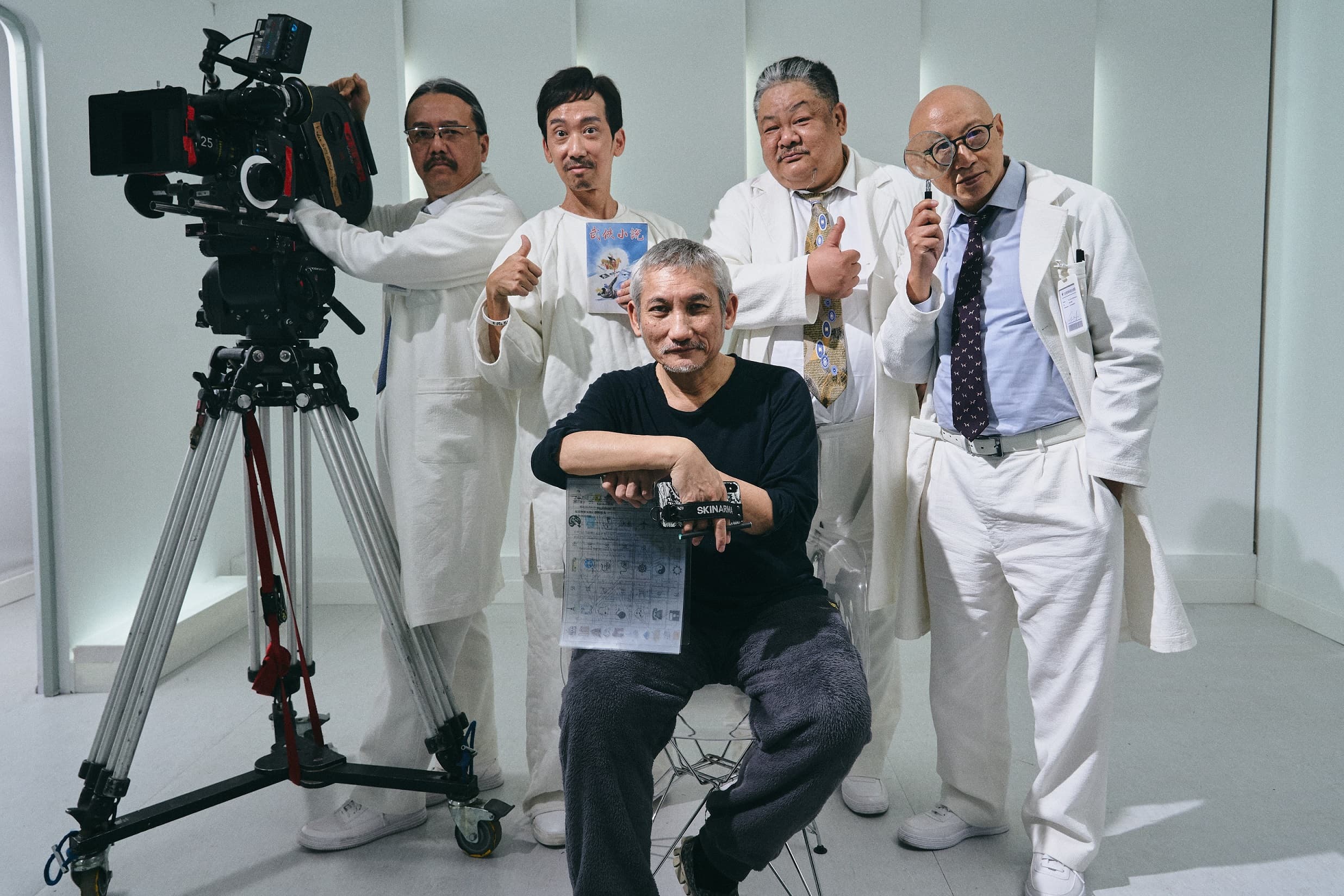 鬼才徐克找來張錦程(左起)、張達明、林雪、劉國昌等演員,打造瘋狂無厘頭的對白交織而成的《深度對話》。(華映)