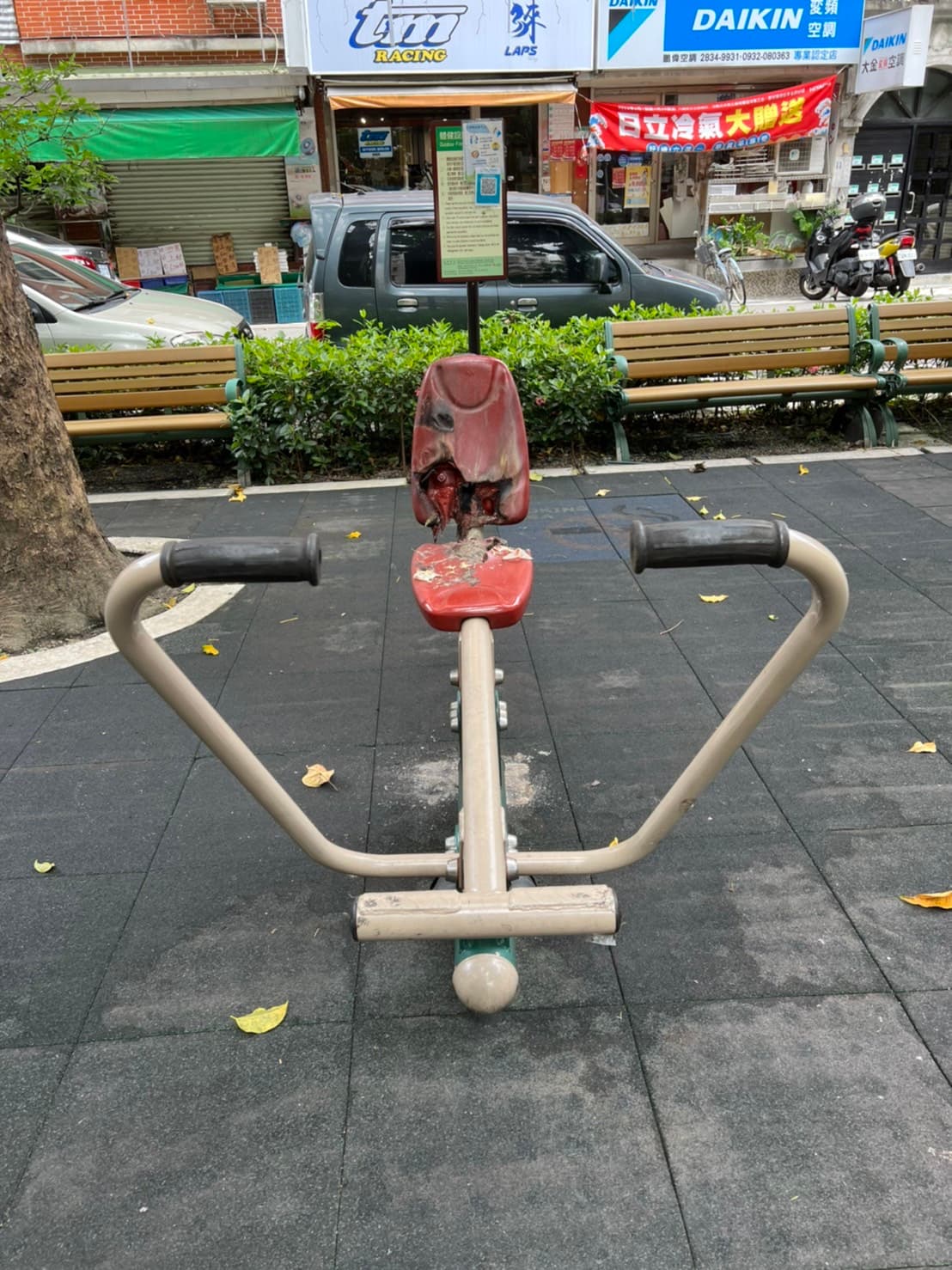 公園內划船機遭燒毀,不堪使用。(翻攝畫面)