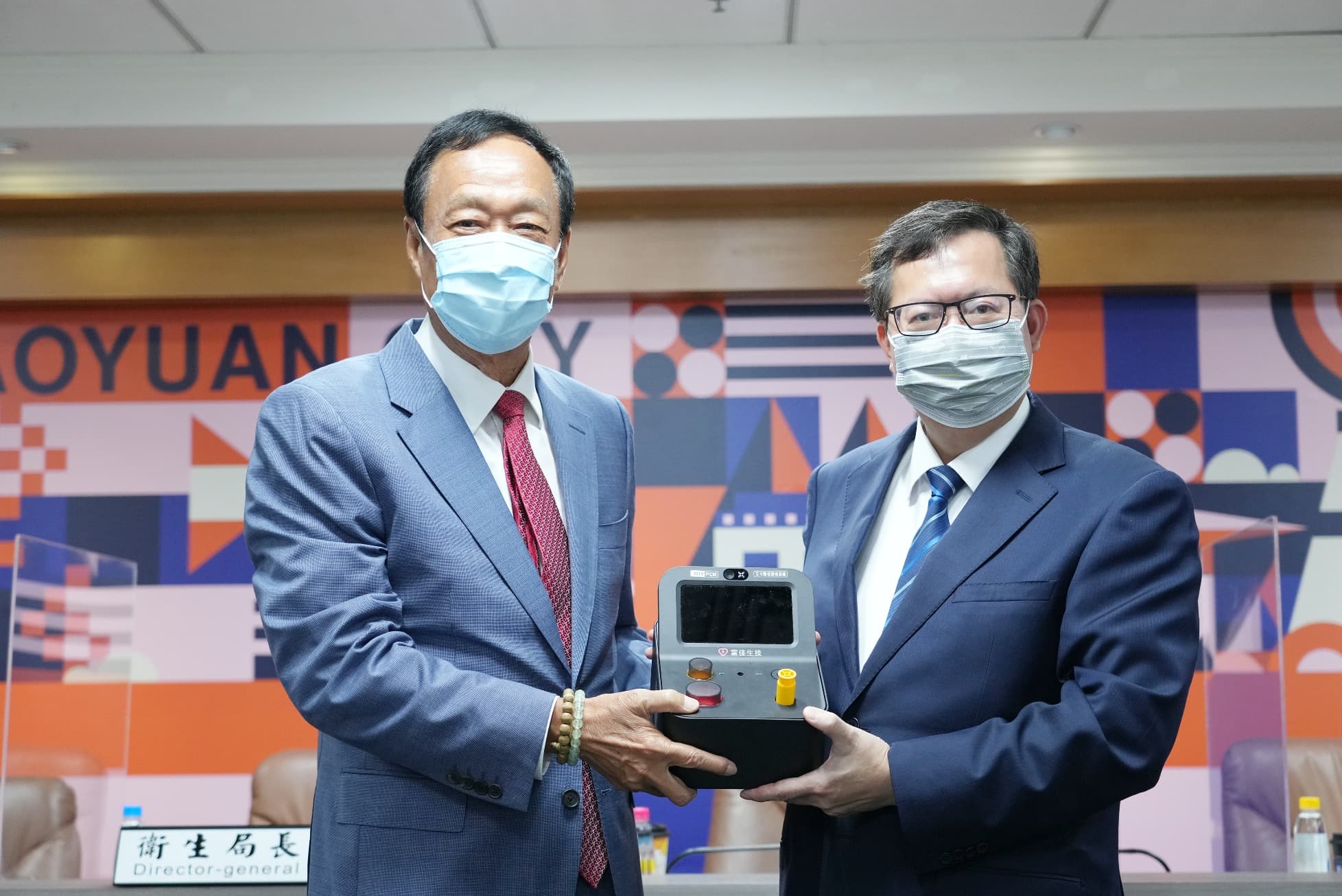 郭台銘捐出1000台家用PCR機給桃園,由桃園市長鄭文燦接收。(翻攝郭台銘臉書)