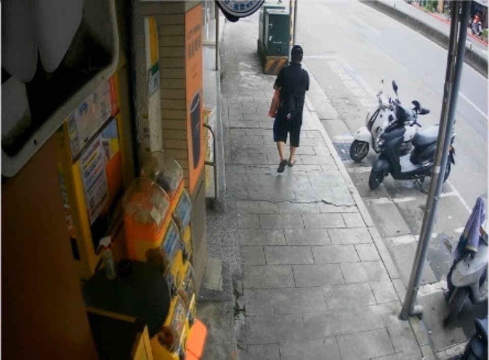 熊嫌得手後快步離開。(警方提供)