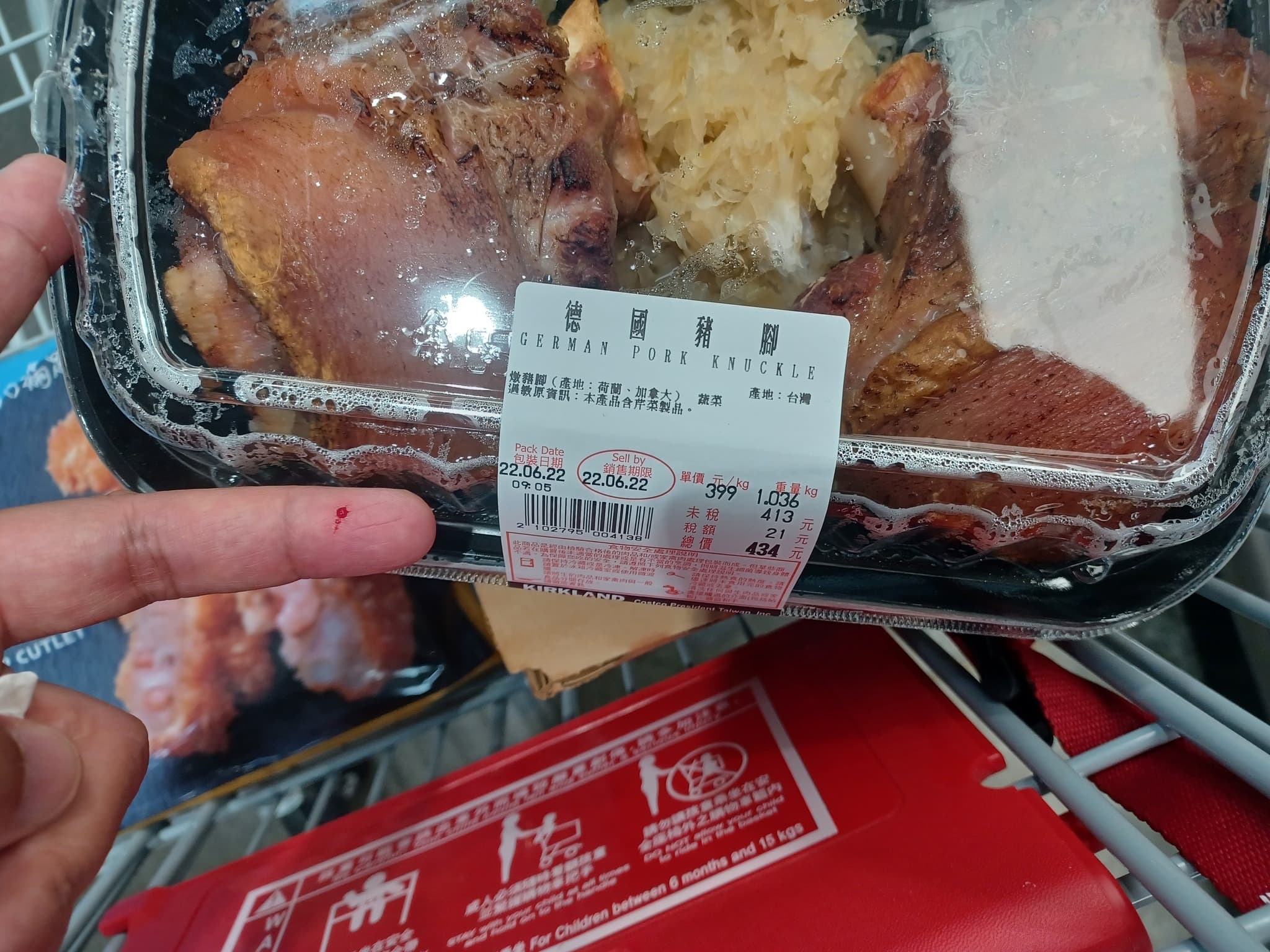 有位男網友在好市多購買熱食時,不小心被餐盒上蓋邊緣劃傷流血,他po文強調沒想過會變「割指利器」,更呼籲不要讓小孩子拿。(翻攝自爆料公社)
