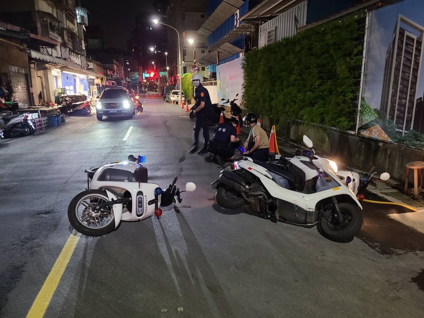 警方最後狂追200公尺才順利逮捕阮男。(翻攝畫面)