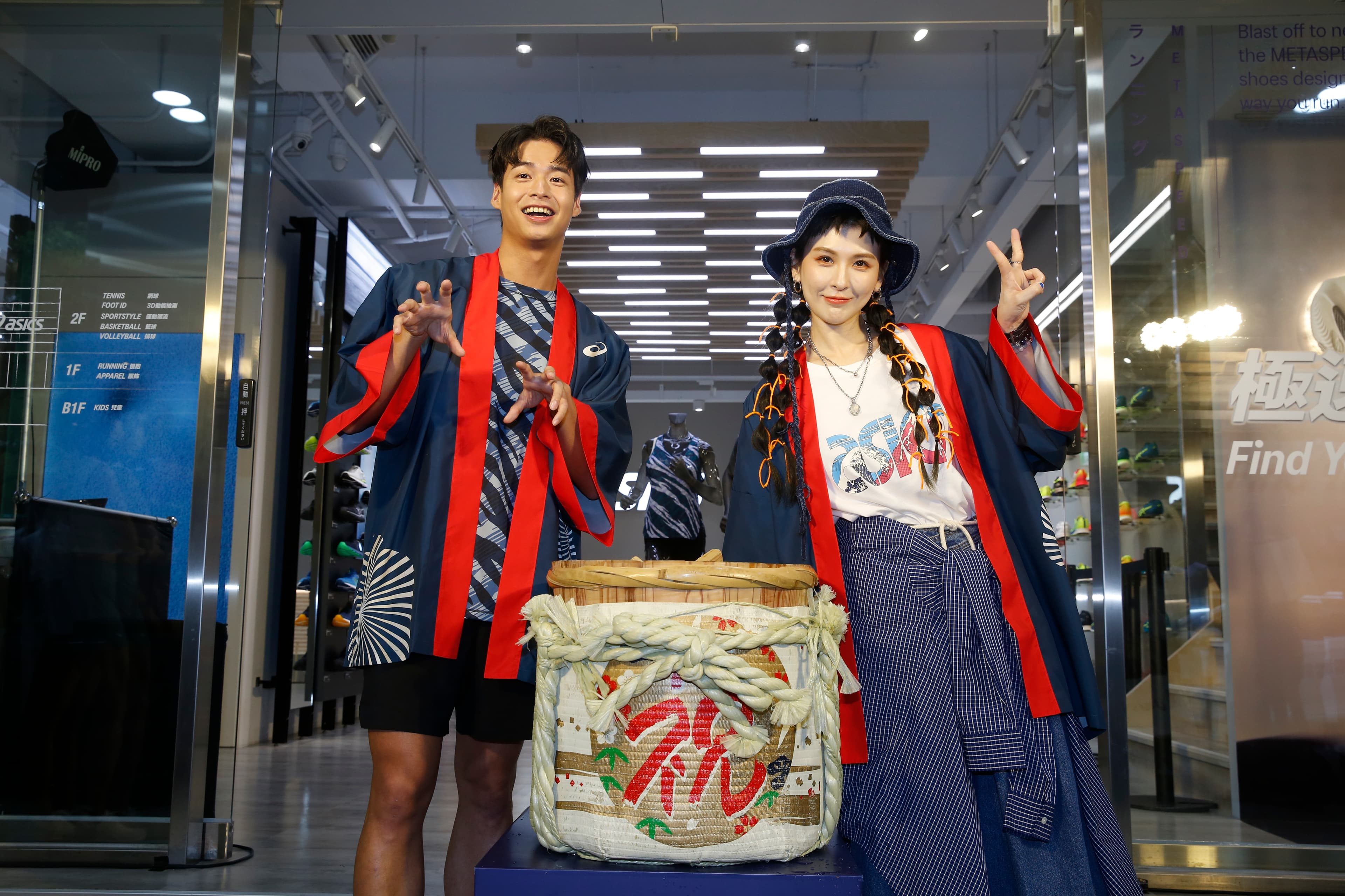 林敬倫(左)、魏如昀(右)現身ASICS台北旗艦店重新開幕。