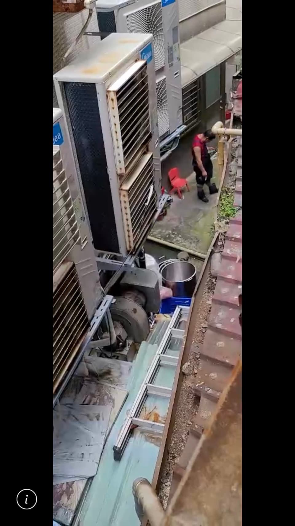 民眾控訴興蓬萊餐廳占用防火巷當廚房及倉庫,廚師還會在同地點抽菸。(讀者提供)