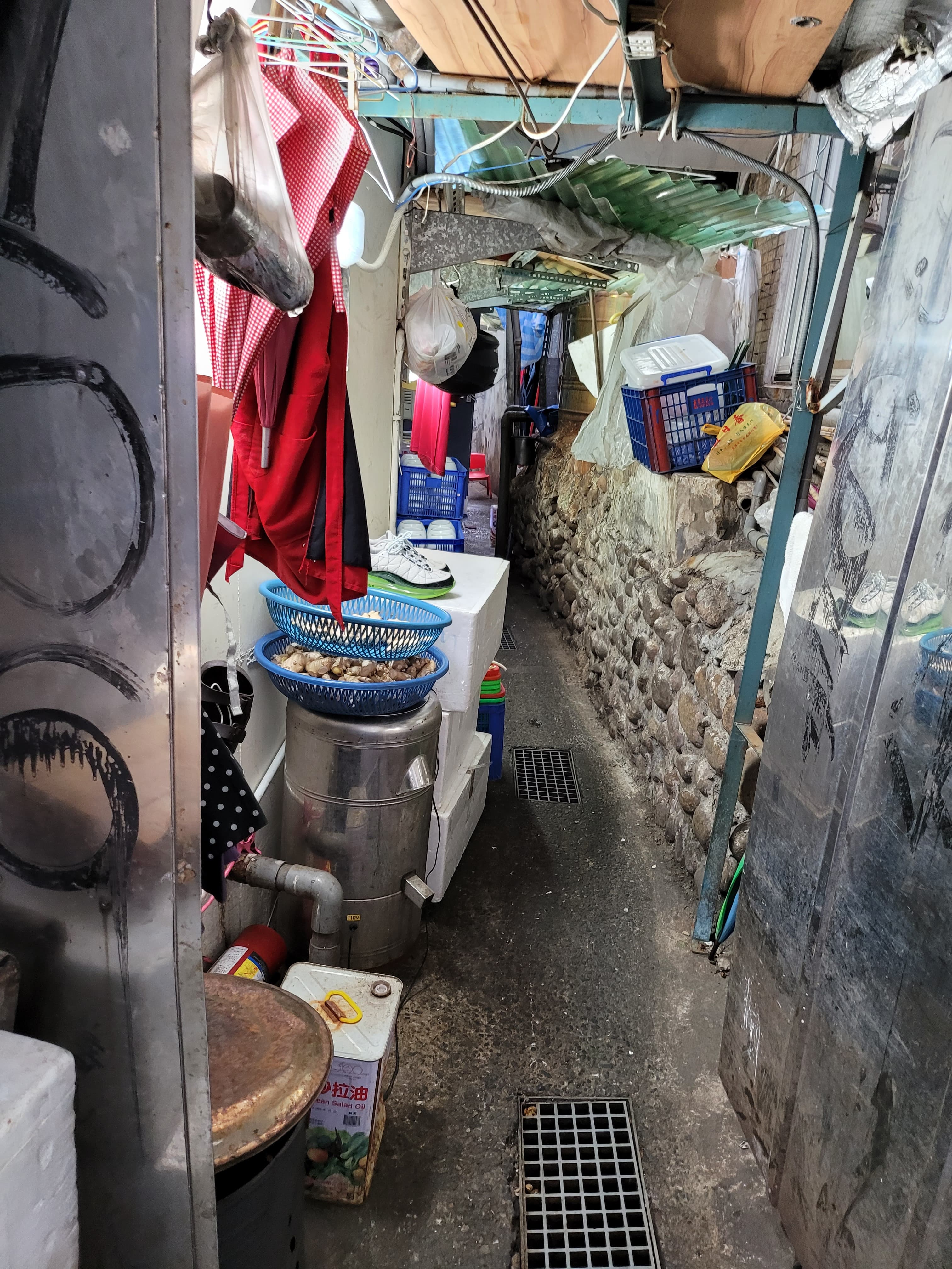 A先生指稱興蓬萊餐廳在巷內搭建鐵皮屋頂,食材與雜物放在一起,環境髒亂。(讀者提供)