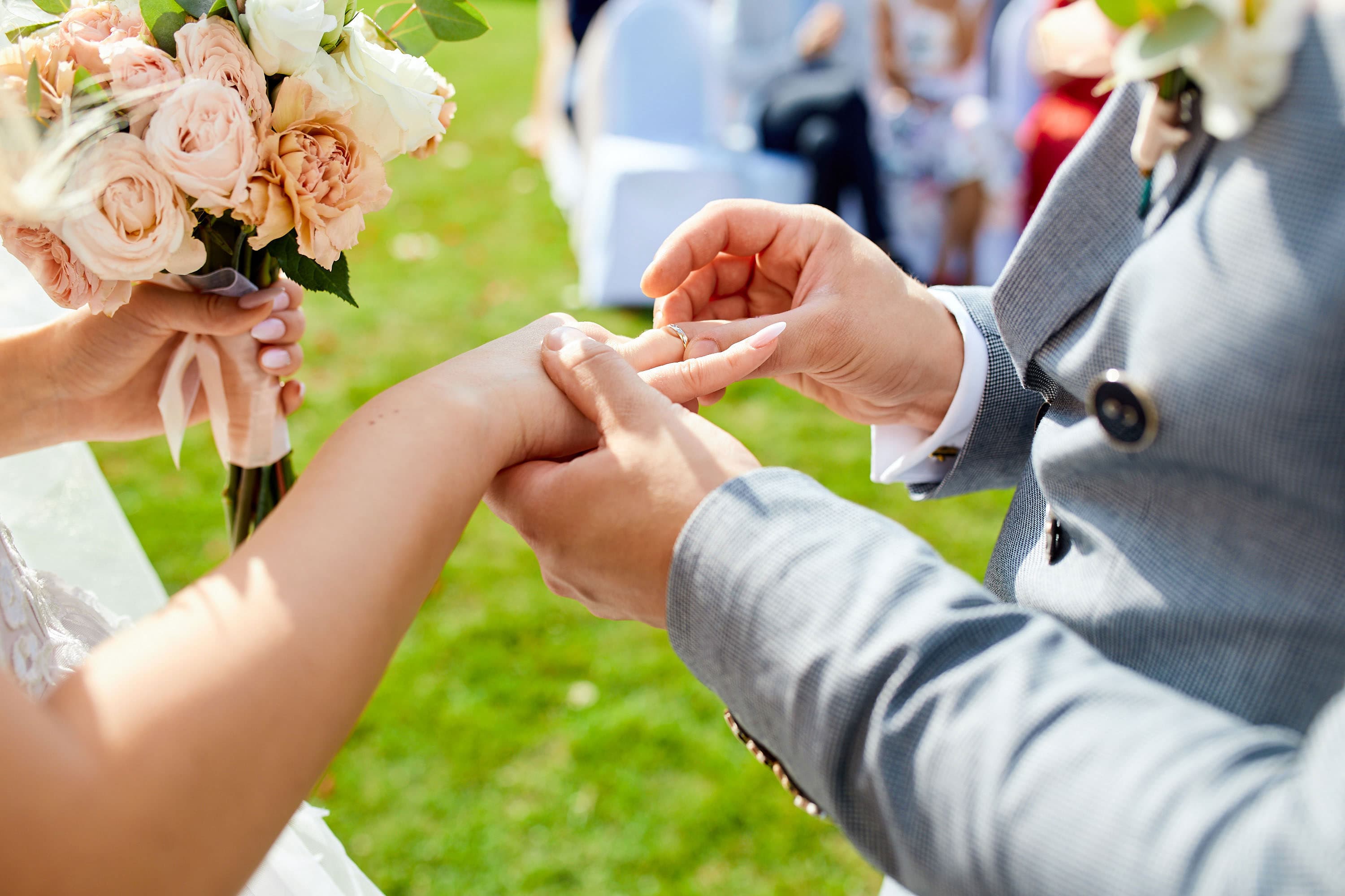 阿強與小美經親戚介紹認識結婚,阿強認為在2人婚前交往時,已向小美說出曾與男生戀愛的過去,並未隱匿同志身分。示意畫面。(東方IC)