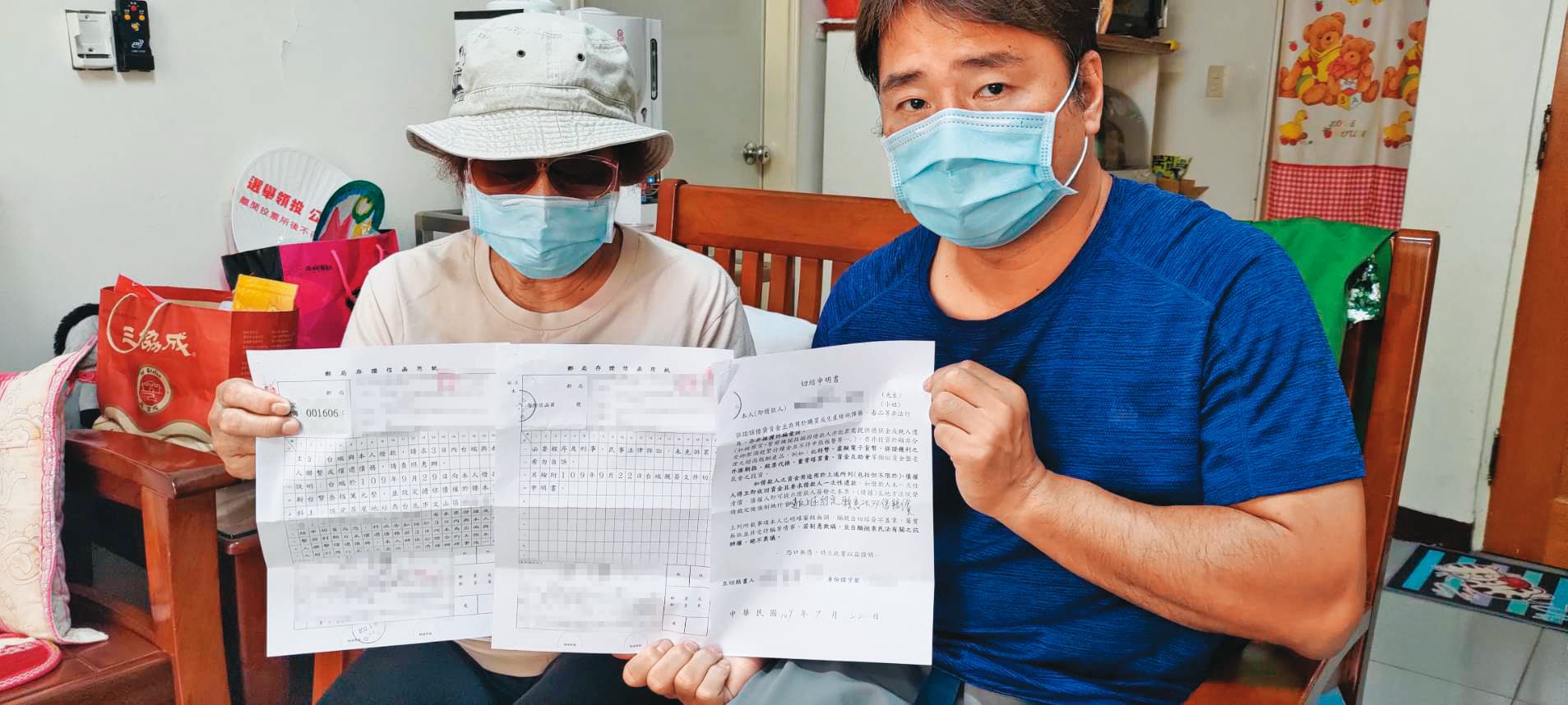 被害人A女士(左)在兒子(右)陪同下,控訴詐騙集團與資產公司聯手騙錢、騙房。