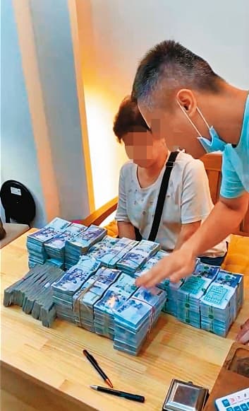 老婦B女士(左)遭同樣手法詐騙,也在同一公證人事務所清點現金。(讀者提供)