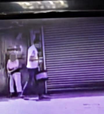 詐騙車手(右)將B女士(左)帶下樓,準備前往公證人事務所簽署文件。(翻攝畫面)