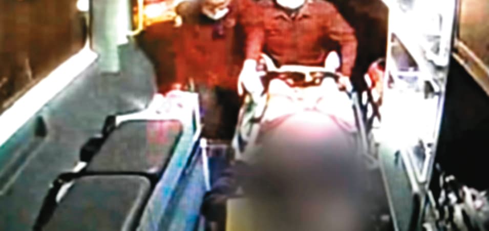 唐女遇襲後全身是血、生命垂危,被救護車送醫急救。(翻攝畫面)